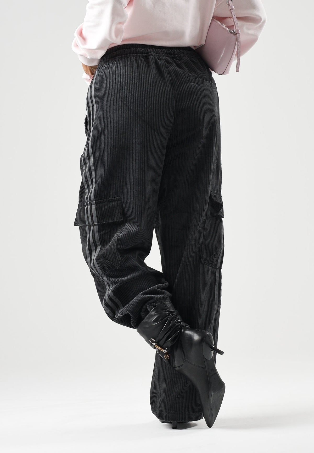 ADIDAS ORIGINALS Jeans cargo neri da uomo con tasconi KR1407 . ADIDAS ORIGINALS