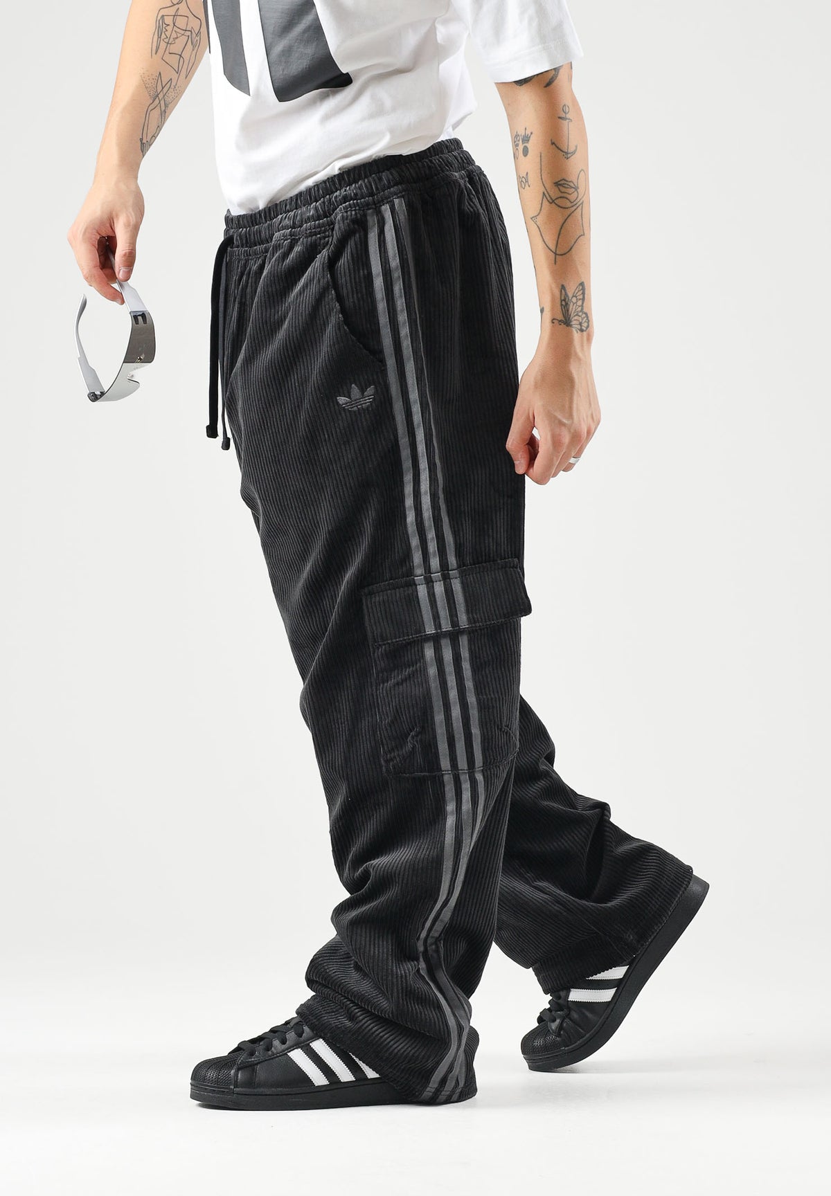 ADIDAS ORIGINALS Jeans cargo neri da uomo con tasconi KR1407 . ADIDAS ORIGINALS