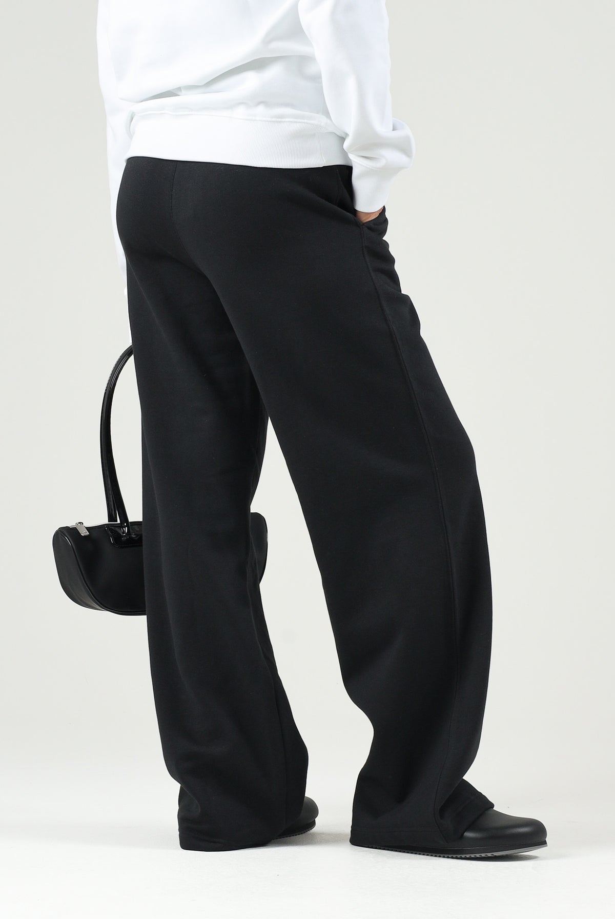 ADIDAS ORIGINALS Pantaloni neri da donna con gamba ampia e mini logo iconico laterale KR3606 . ADIDAS ORIGINALS