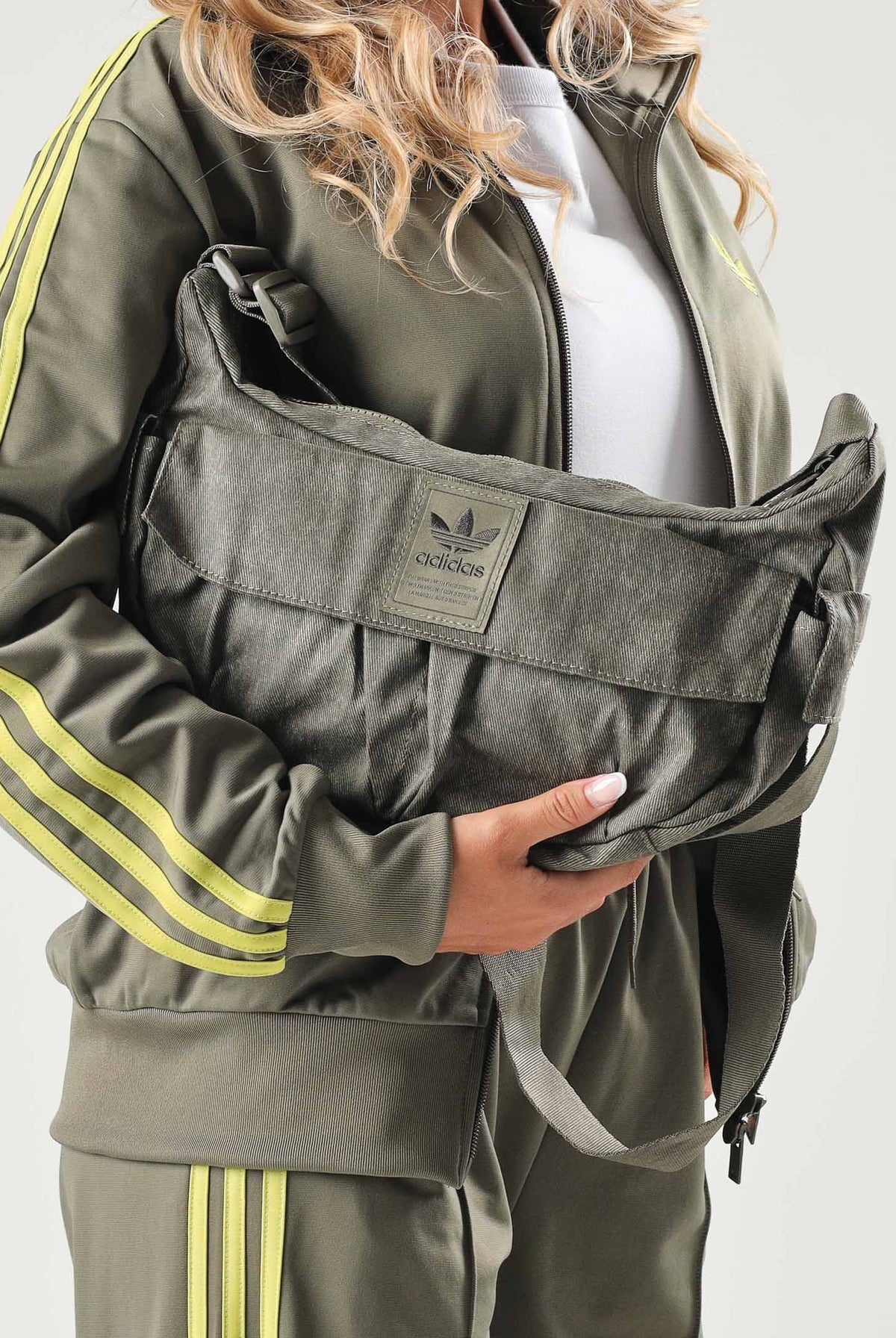 ADIDAS ORIGINALS Borsa WASHED MOON BAG verde oliva per uomo e donna KR3941 . ADIDAS ORIGINALS