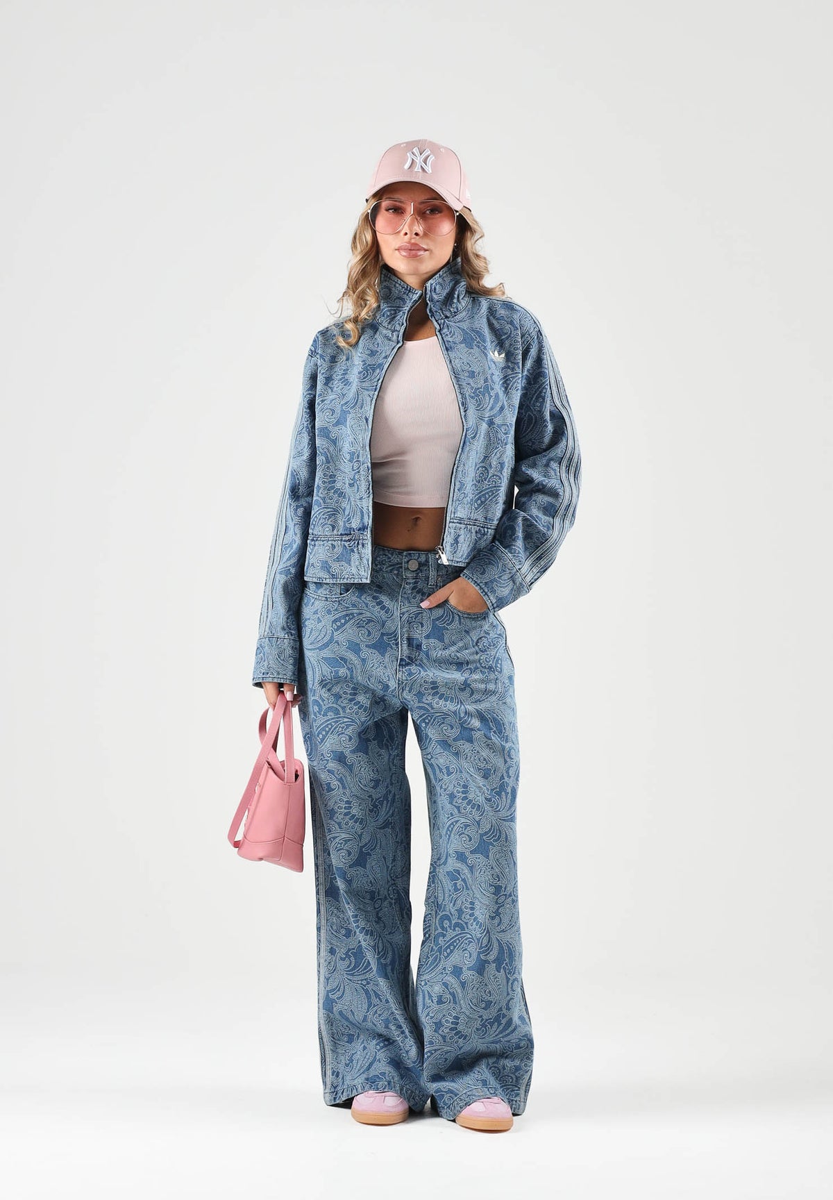 ADIDAS ORIGINALS Giubbotto di jeans LIBERTY LONDON FIREBIRD denim azzurro da donna con fantasia stampata effetto slavato KR6674 . ADIDAS ORIGINALS