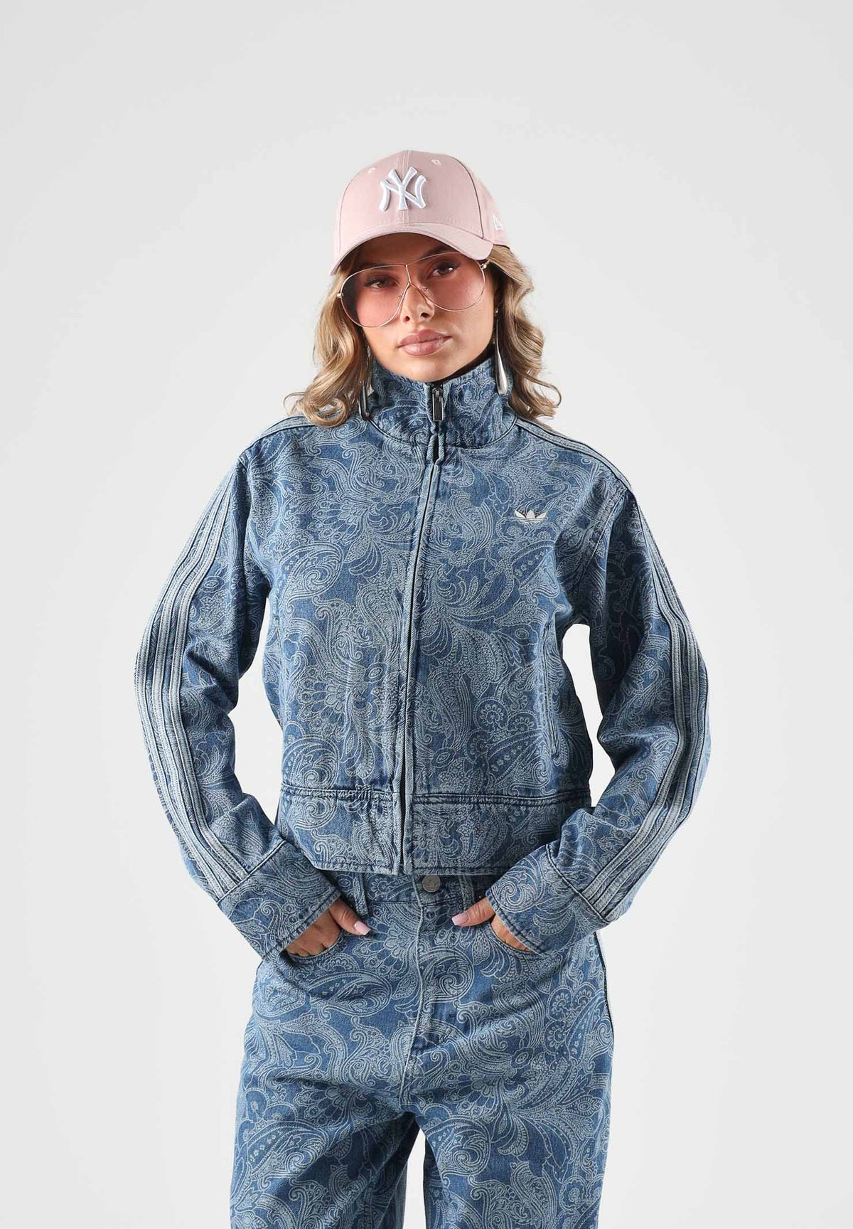 ADIDAS ORIGINALS Giubbotto di jeans LIBERTY LONDON FIREBIRD denim azzurro da donna con fantasia stampata effetto slavato KR6674 . ADIDAS ORIGINALS