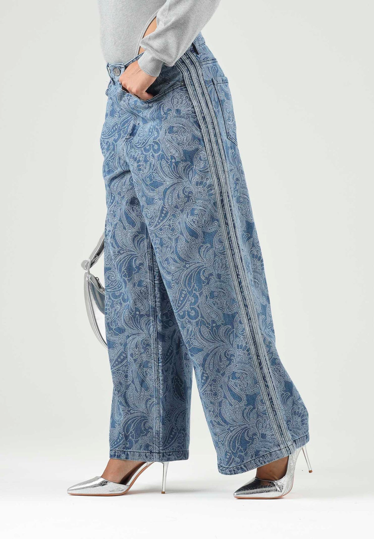 ADIDAS ORIGINALS Pantalone medium denim-blu per uomo e donna con stampa all-over e gamba larga. KR6675 . ADIDAS ORIGINALS