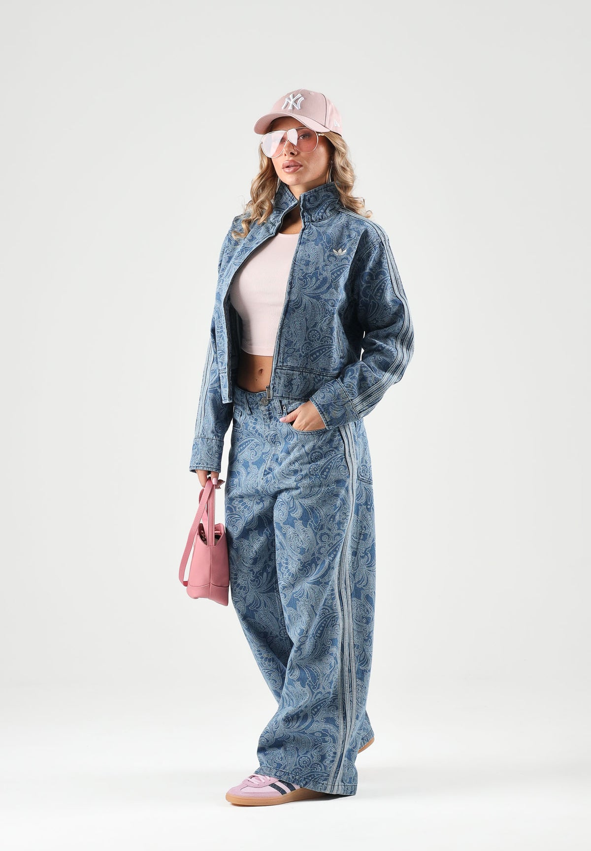 ADIDAS ORIGINALS Pantalone medium denim-blu per uomo e donna con stampa all-over e gamba larga. KR6675 . ADIDAS ORIGINALS