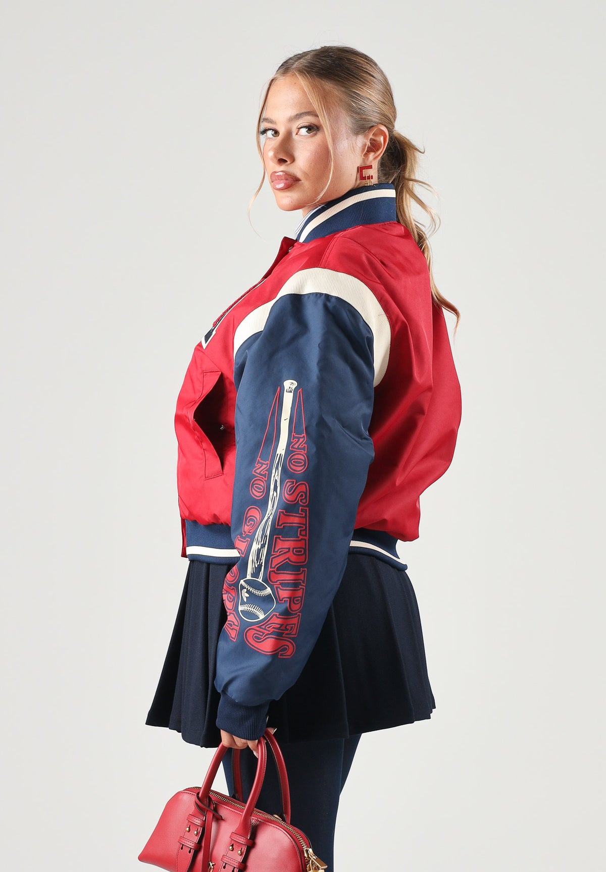 ADIDAS ORIGINALS Bomber COLLEGIATE VARSITY rosso per uomo e donna con patch applicate e stile college. KR7030 . ADIDAS ORIGINALS