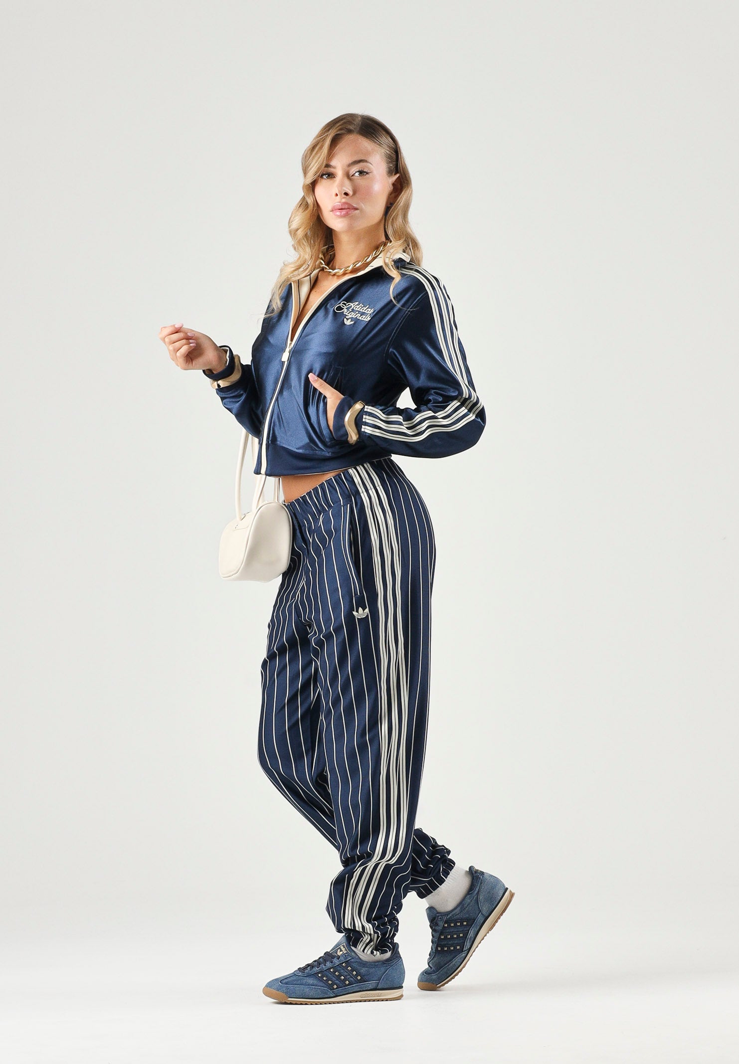 ADIDAS ORIGINALS Pantaloni PINSTRIPE FIREBIRD indigo blu da donna con motivo gessato e dettagli a contrasto. KR7037 . ADIDAS ORIGINALS