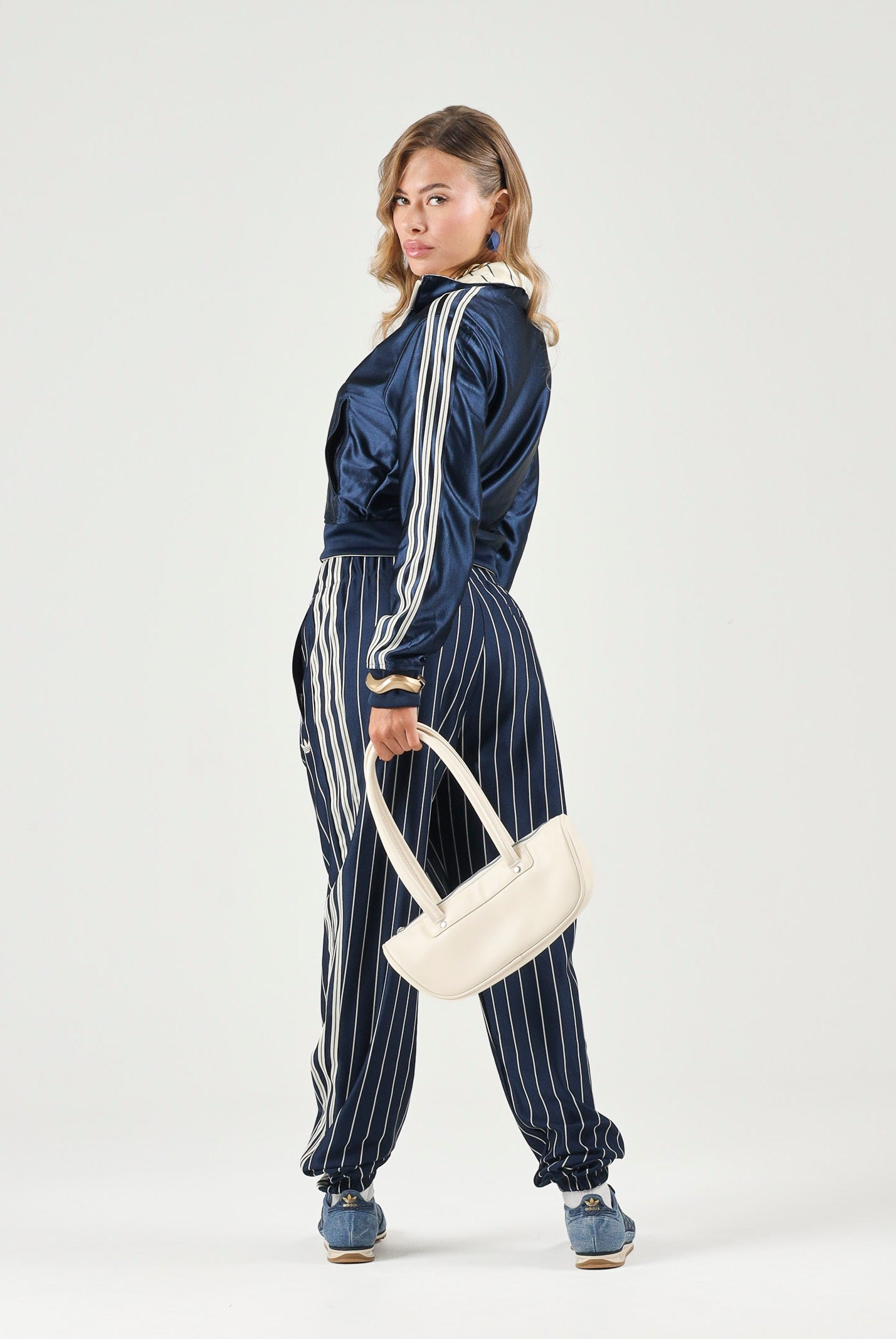 ADIDAS ORIGINALS Pantaloni PINSTRIPE FIREBIRD indigo blu da donna con motivo gessato e dettagli a contrasto. KR7037 . ADIDAS ORIGINALS