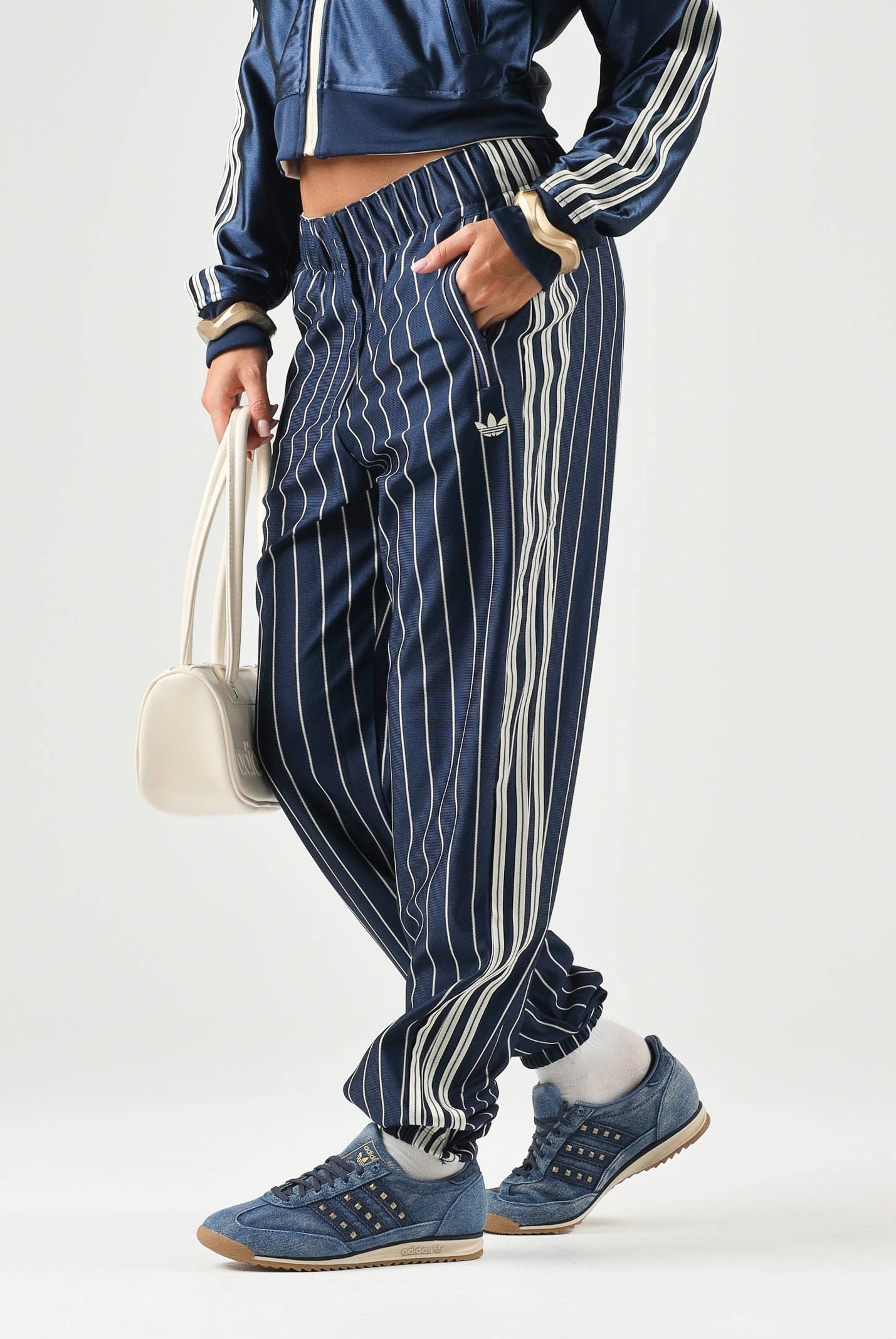 ADIDAS ORIGINALS Pantaloni PINSTRIPE FIREBIRD indigo blu da donna con motivo gessato e dettagli a contrasto. KR7037 . ADIDAS ORIGINALS