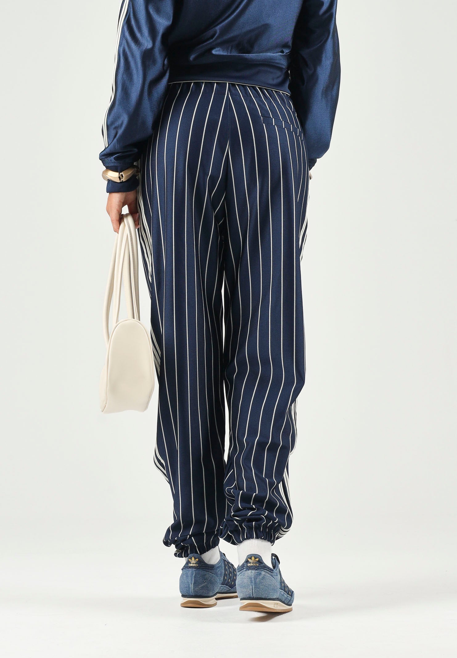 ADIDAS ORIGINALS Pantaloni PINSTRIPE FIREBIRD indigo blu da donna con motivo gessato e dettagli a contrasto. KR7037 . ADIDAS ORIGINALS