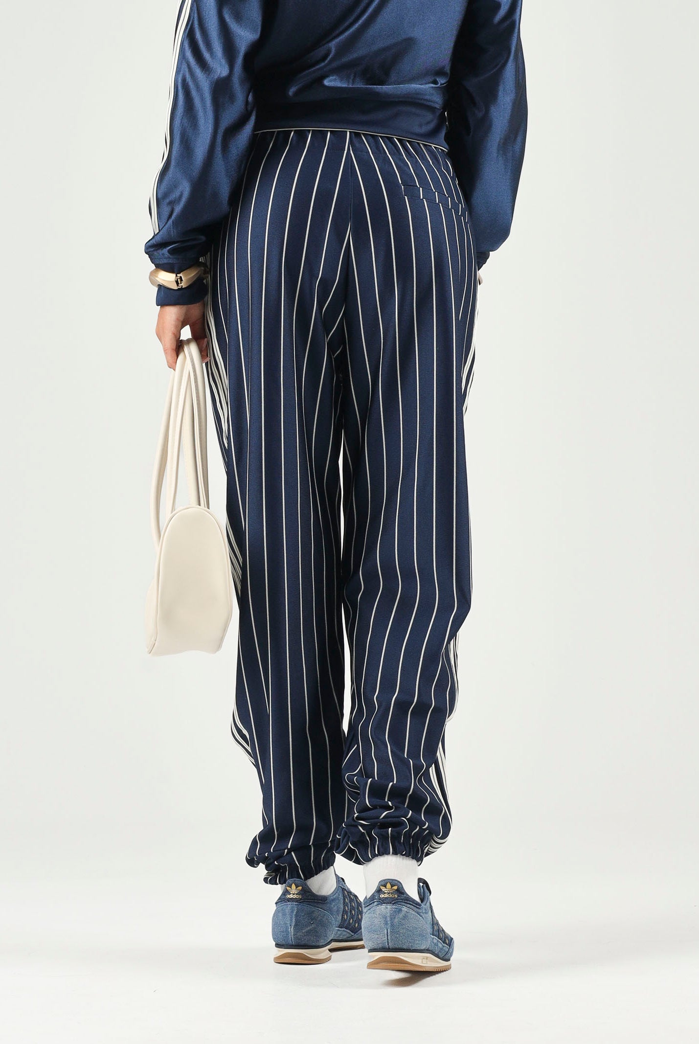 ADIDAS ORIGINALS Pantaloni PINSTRIPE FIREBIRD indigo blu da donna con motivo gessato e dettagli a contrasto. KR7037 . ADIDAS ORIGINALS
