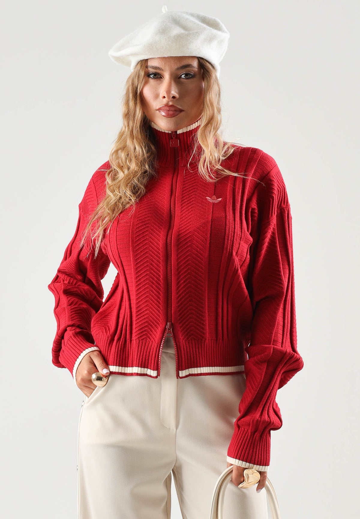 ADIDAS ORIGINALS Felpa con zip ADICOLOR CLASSICS CROPPED rossa da donna con colletto alto e profilo a contrasto. KR7046 . ADIDAS ORIGINALS