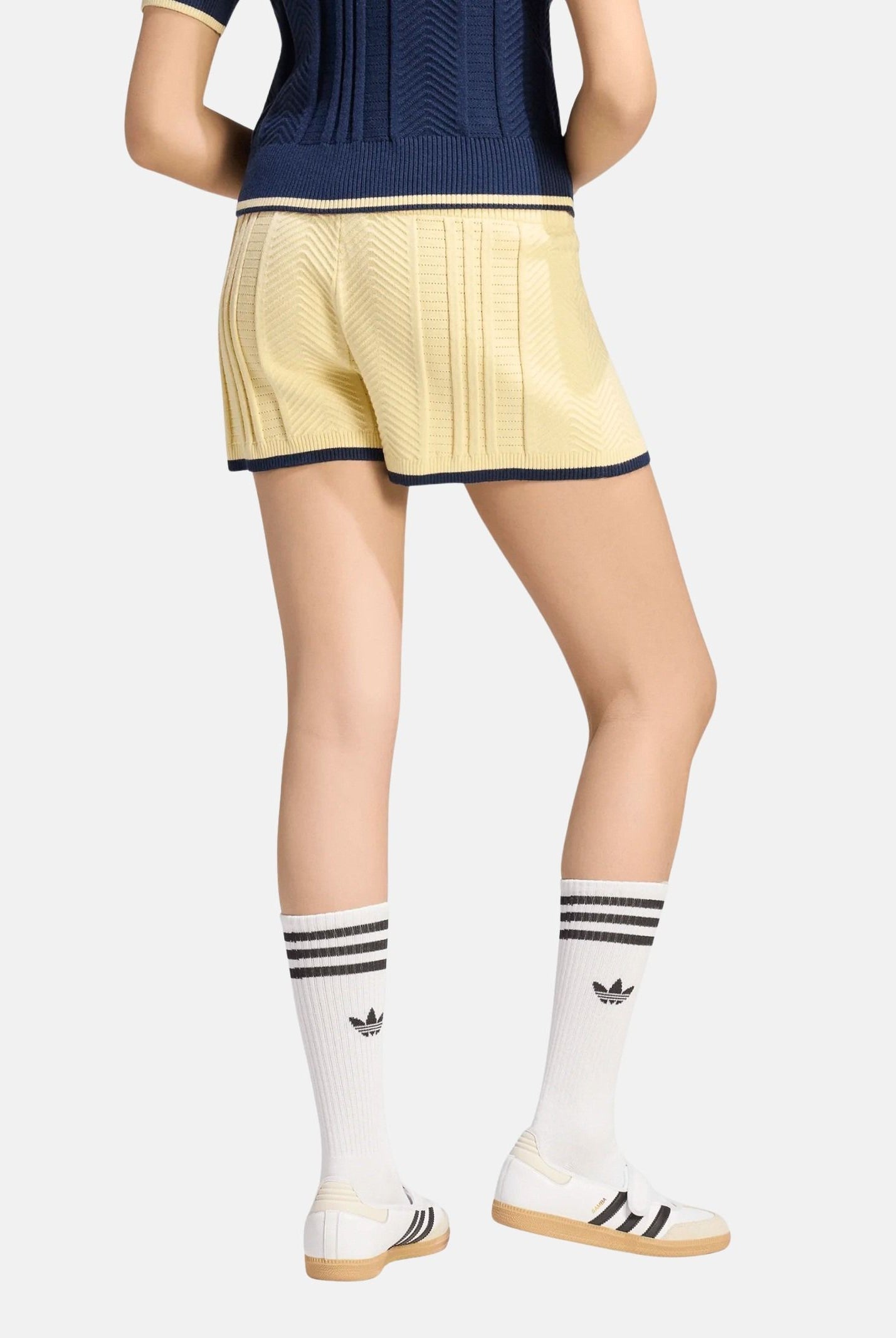 ADIDAS ORIGINALS Shorts CABBLE KNIT warm vanilla, giallo-chiaro da donna con lavorazione a trecce <BR/> KR7052 . ADIDAS ORIGINALS