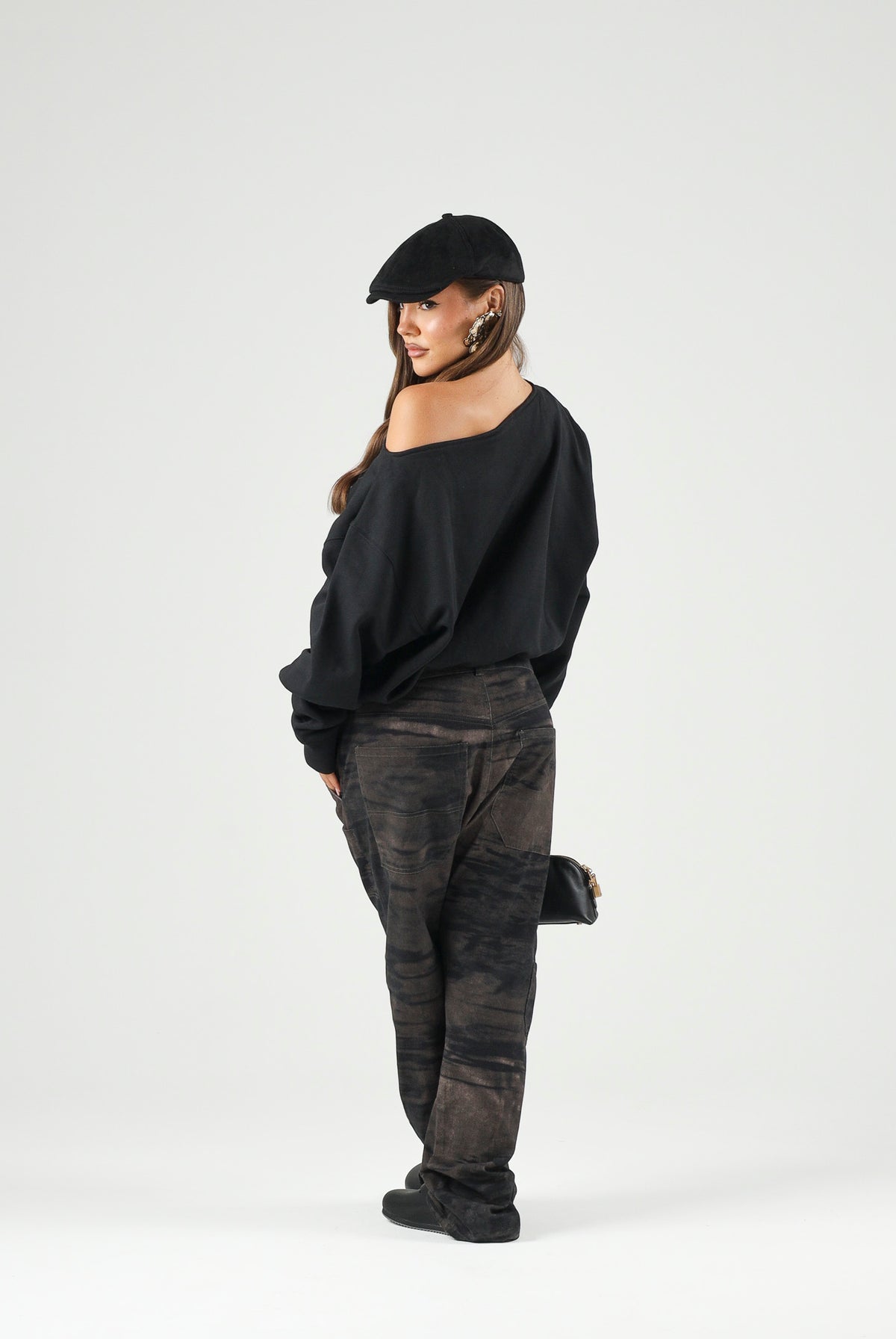 ADIDAS ORIGINALS Felpa con scollo a barca nera da donna con mini logo iconico KR9173 . ADIDAS ORIGINALS