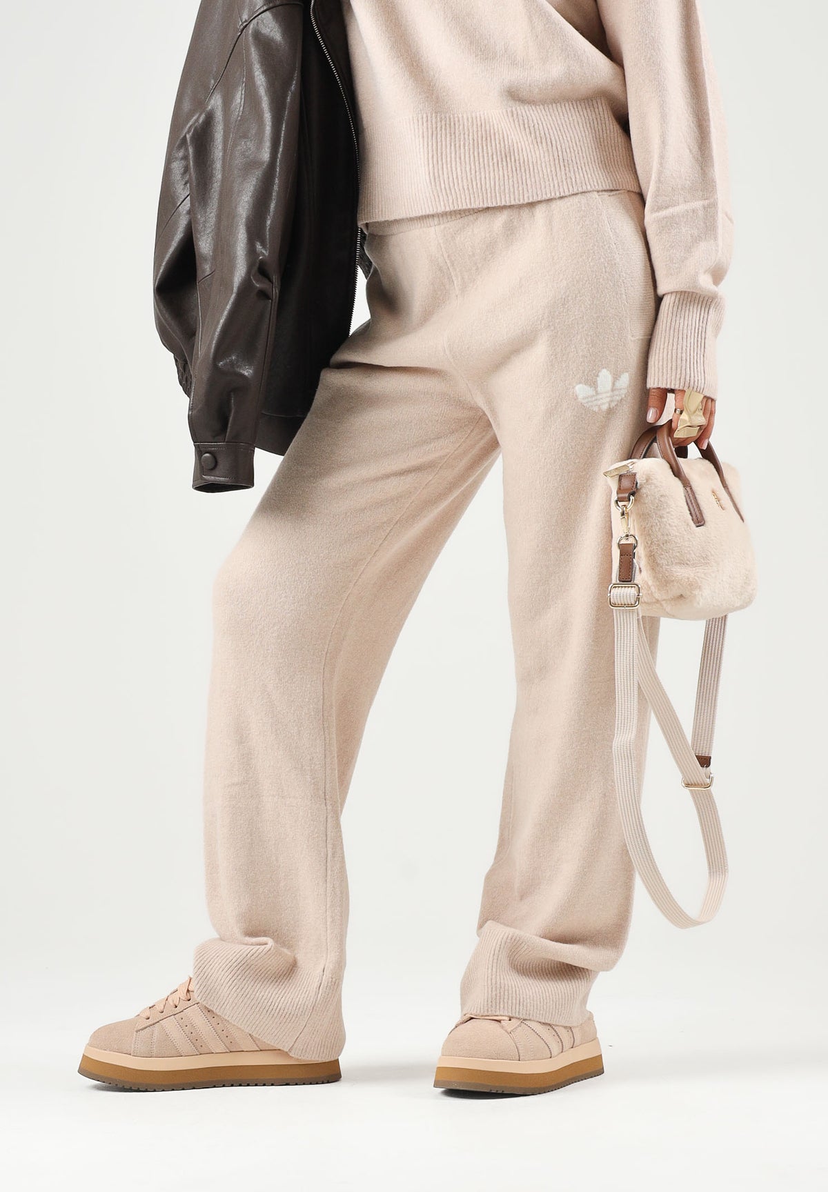 ADIDAS ORIGINALS Pantaloni WIDE LEG beige per donna con morbido tessuto e coulisse regolabile in vita. KR9180 . ADIDAS ORIGINALS