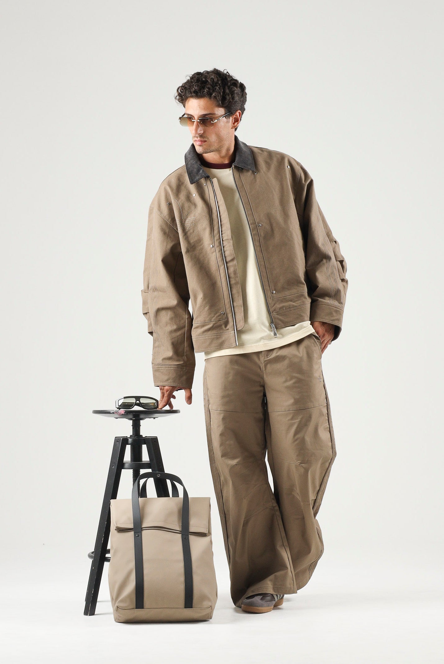 ADIDAS ORIGINALS Pantaloni PREMIUM ESSENTIALS WIDE PANTS beige per uomo e donna KR9655 . ADIDAS ORIGINALS