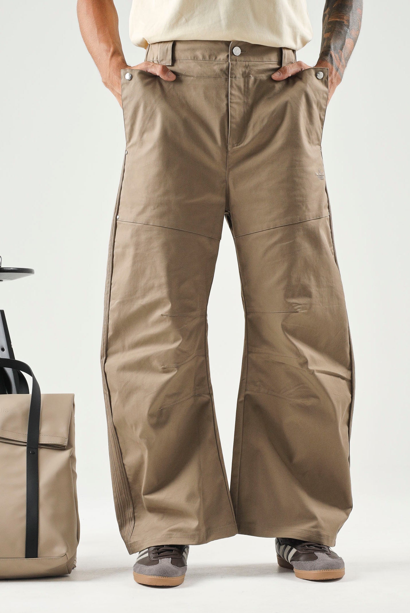 ADIDAS ORIGINALS Pantaloni PREMIUM ESSENTIALS WIDE PANTS beige per uomo e donna KR9655 . ADIDAS ORIGINALS
