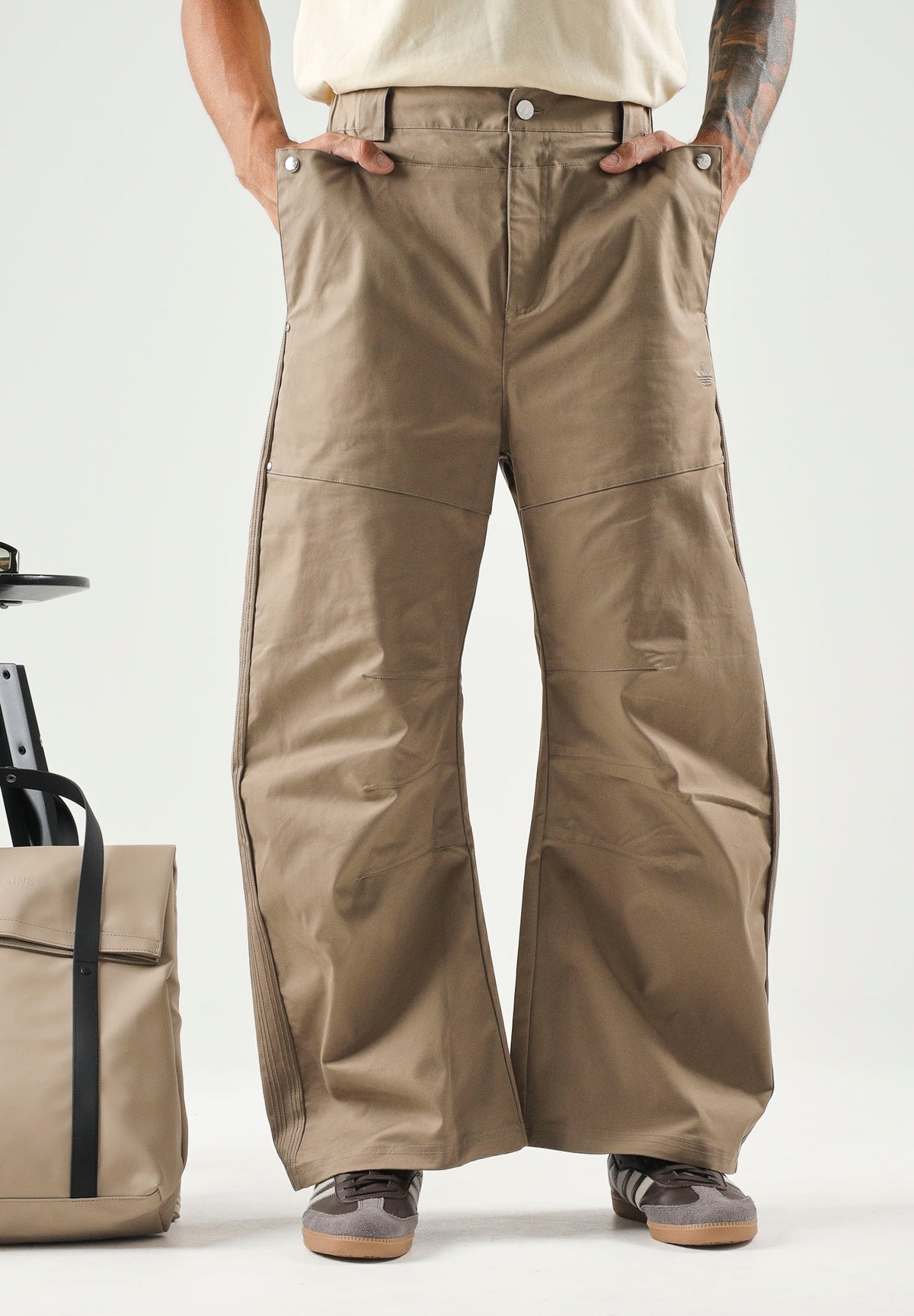 ADIDAS ORIGINALS Pantaloni PREMIUM ESSENTIALS WIDE PANTS beige per uomo e donna KR9655 . ADIDAS ORIGINALS