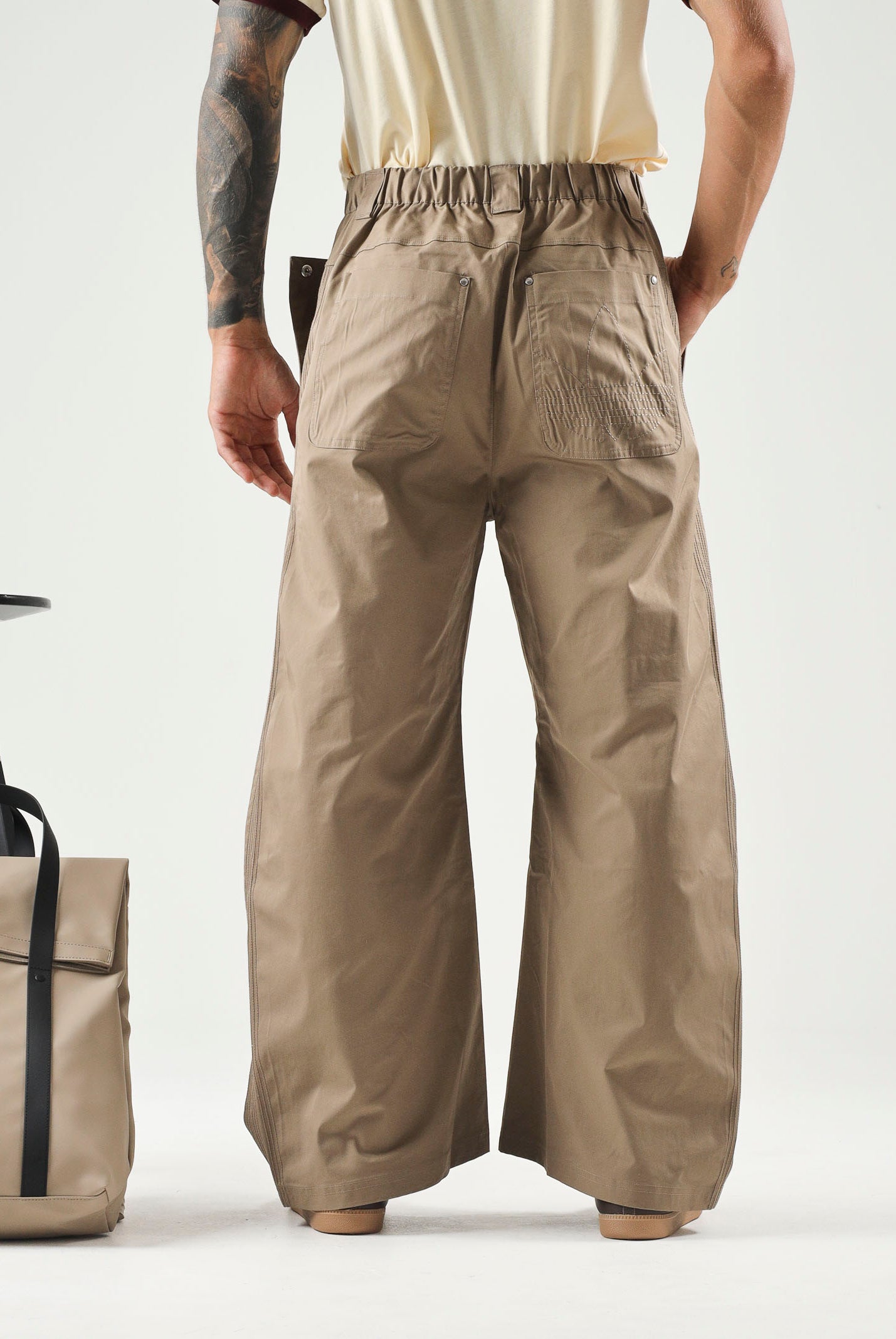 ADIDAS ORIGINALS Pantaloni PREMIUM ESSENTIALS WIDE PANTS beige per uomo e donna KR9655 . ADIDAS ORIGINALS
