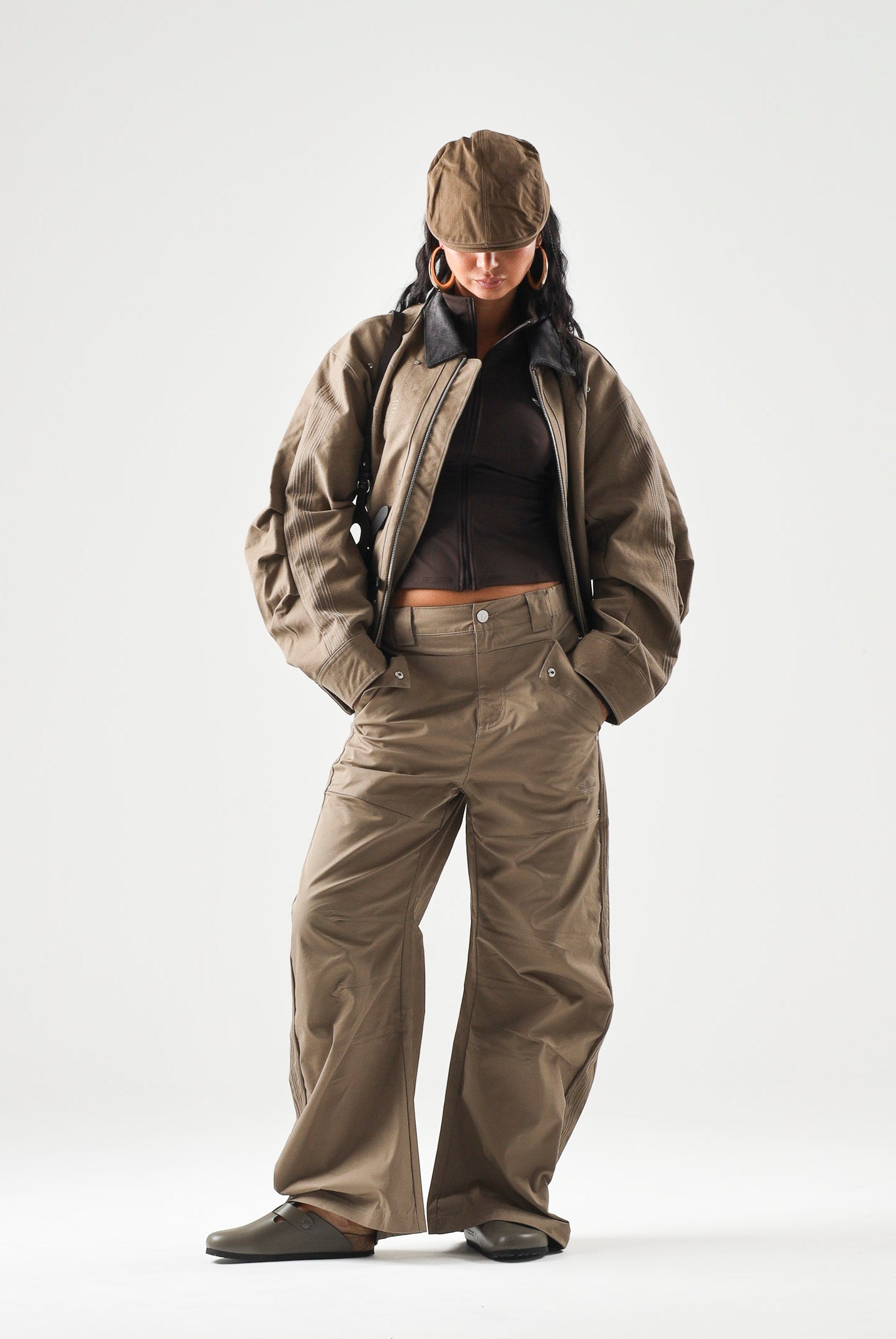 ADIDAS ORIGINALS Pantaloni PREMIUM ESSENTIALS WIDE PANTS beige per uomo e donna KR9655 . ADIDAS ORIGINALS