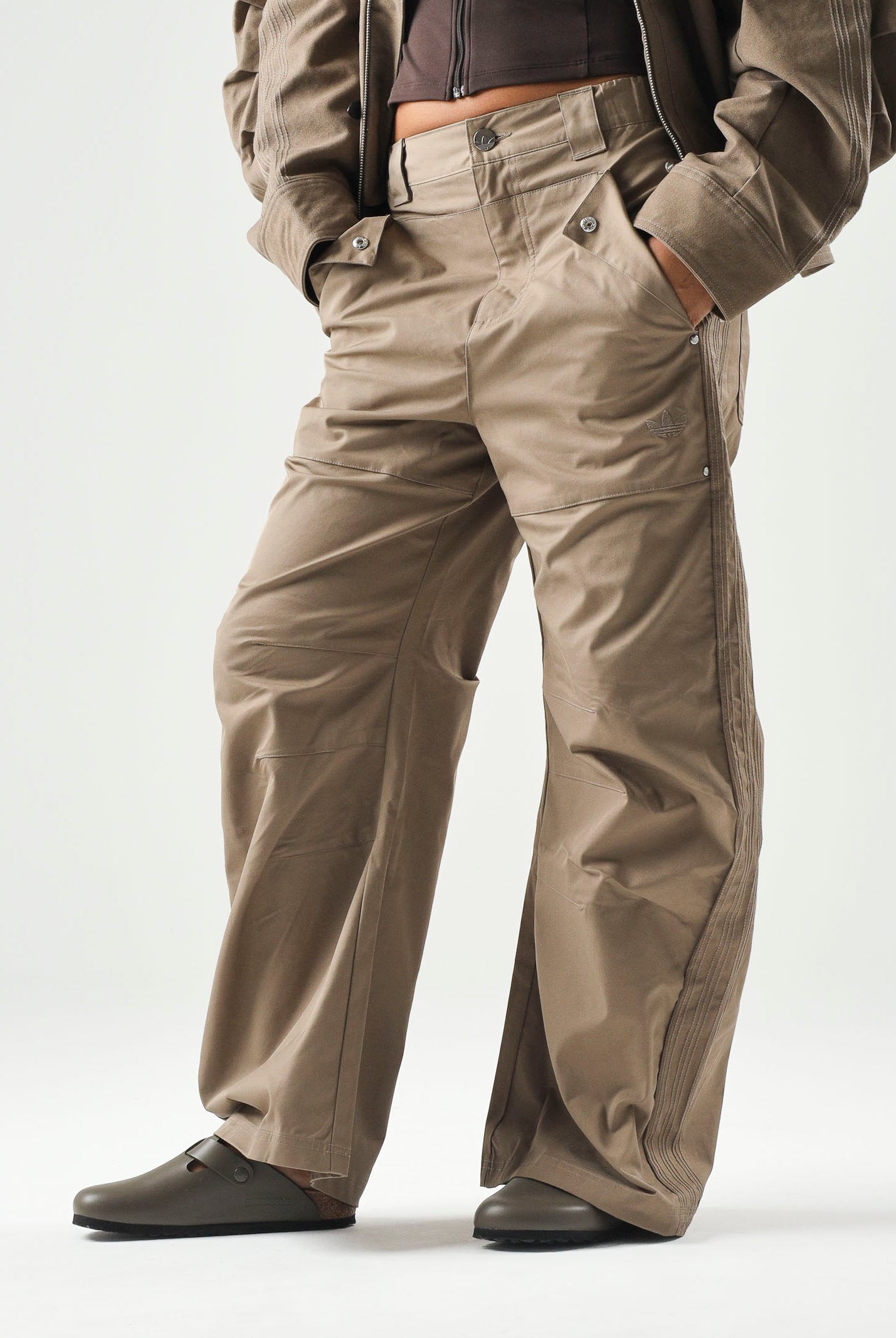 ADIDAS ORIGINALS Pantaloni PREMIUM ESSENTIALS WIDE PANTS beige per uomo e donna KR9655 . ADIDAS ORIGINALS