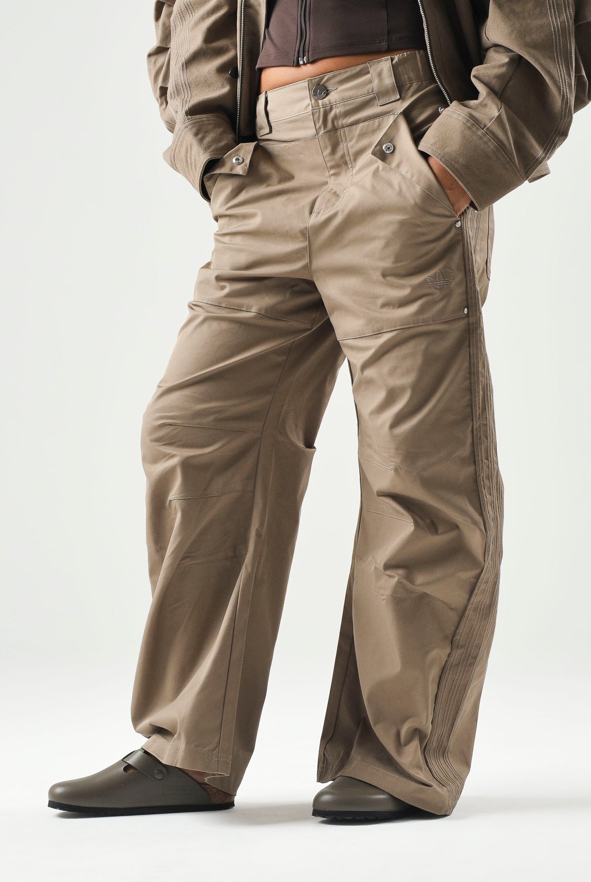 ADIDAS ORIGINALS Pantaloni PREMIUM ESSENTIALS WIDE PANTS beige per uomo e donna KR9655 . ADIDAS ORIGINALS