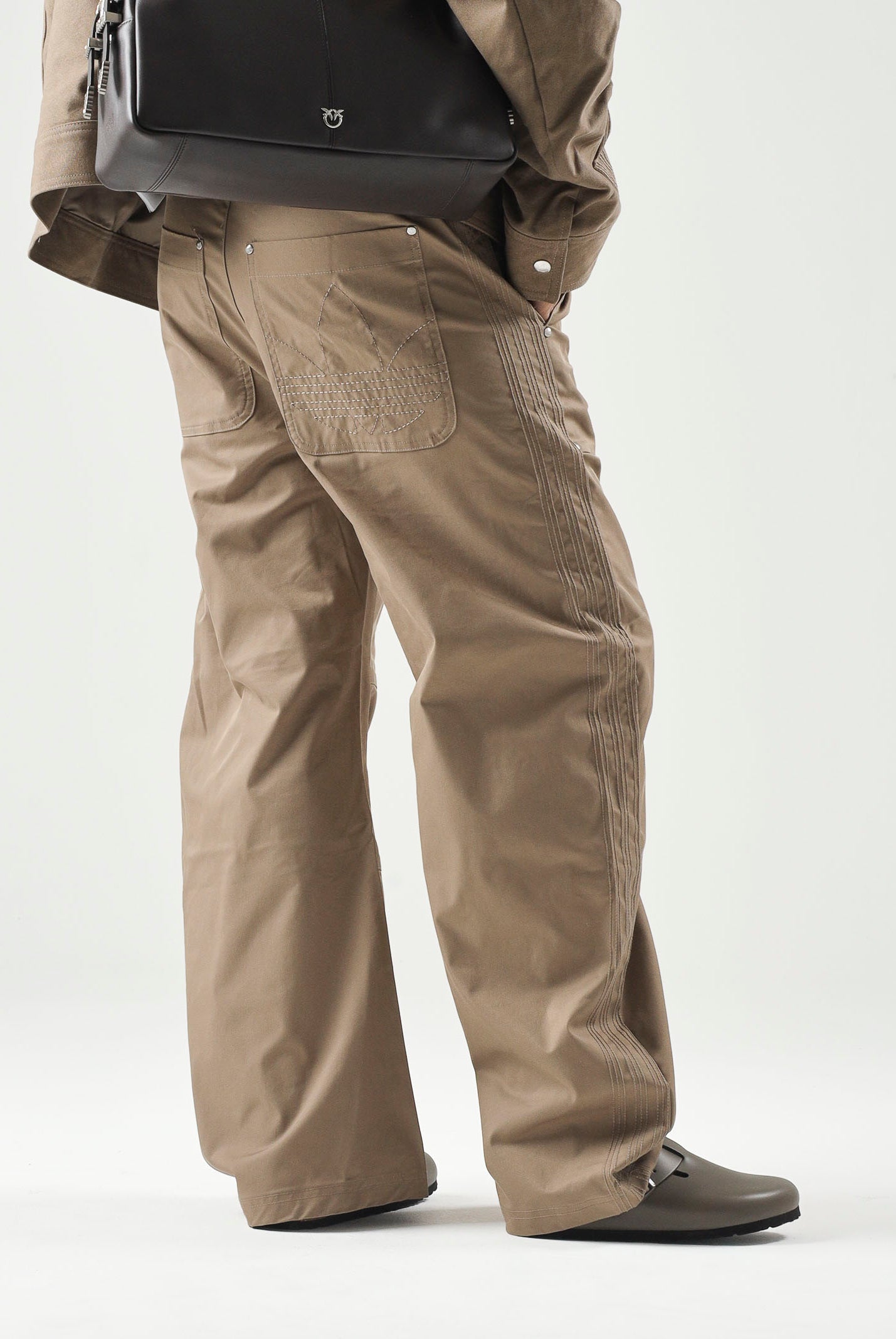 ADIDAS ORIGINALS Pantaloni PREMIUM ESSENTIALS WIDE PANTS beige per uomo e donna KR9655 . ADIDAS ORIGINALS