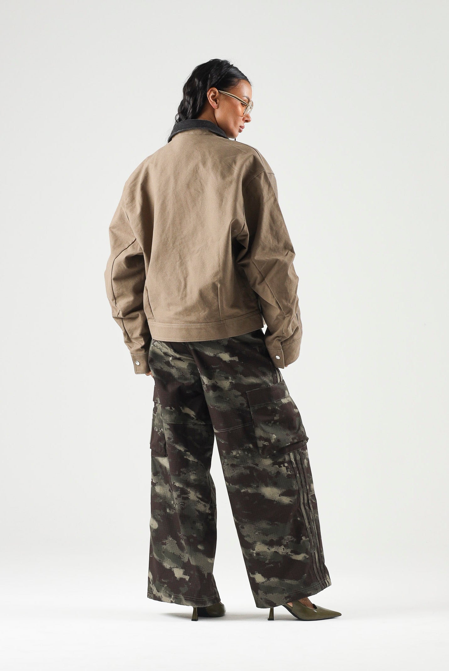 ADIDAS ORIGINALS Bomber giubbotto di jeans PREMIUM ESSENTIALS beige per uomo e donna KR9657 . ADIDAS ORIGINALS