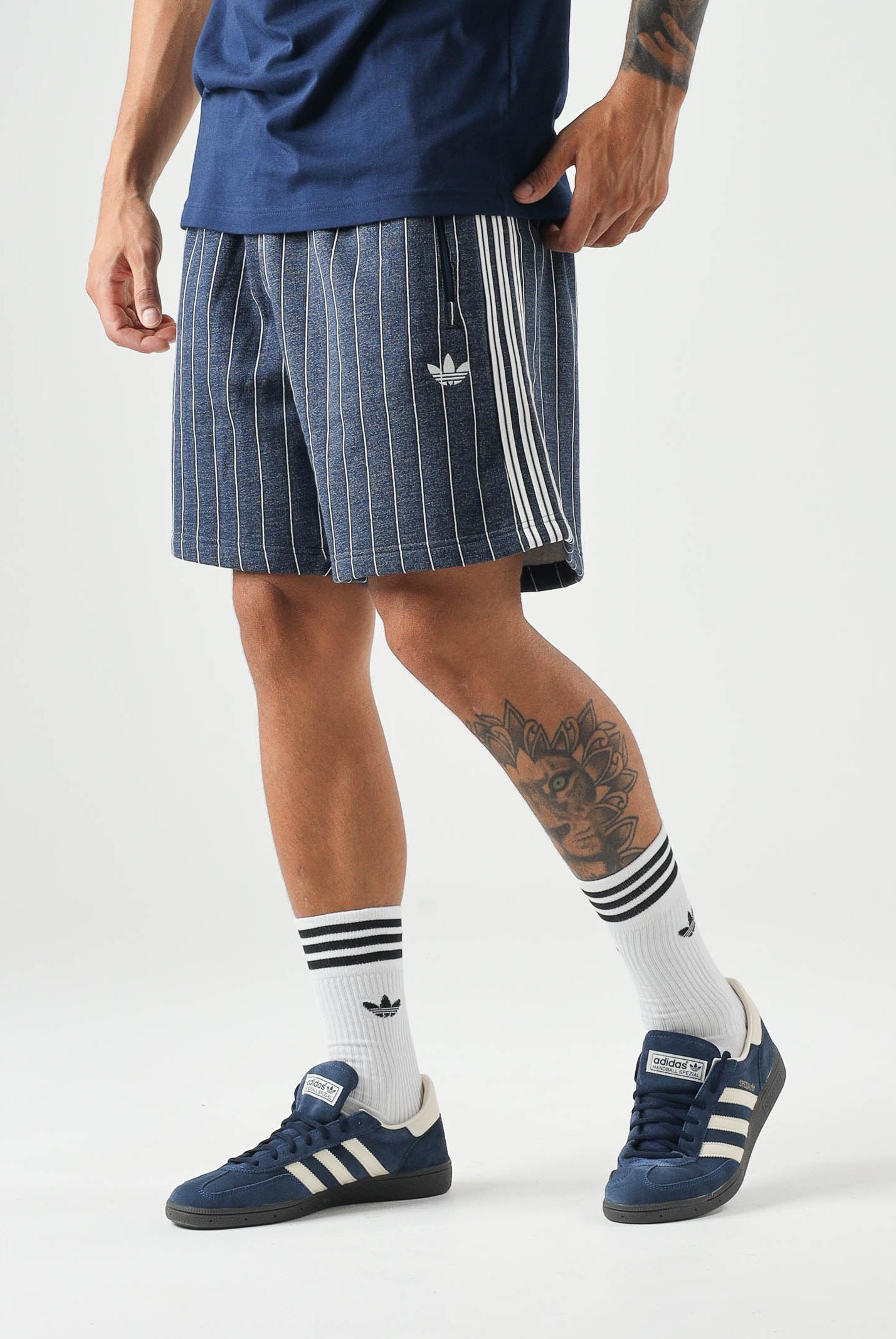 ADIDAS ORIGINALS Short PINSTRIPES blu da uomo e donna con motivo gessato<BR/> KR9706 . ADIDAS ORIGINALS