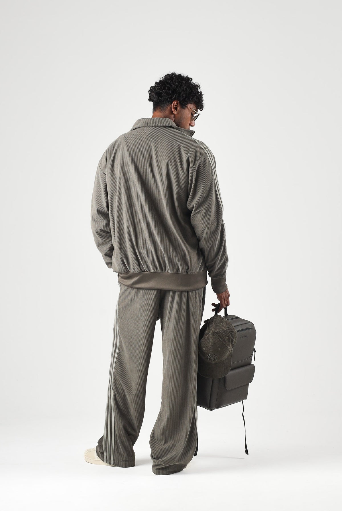 ADIDAS ORIGINALS Pantaloni FIREBIRD CORDUROY verde da uomo con lavorazione in velluto a coste KR9714 . ADIDAS ORIGINALS