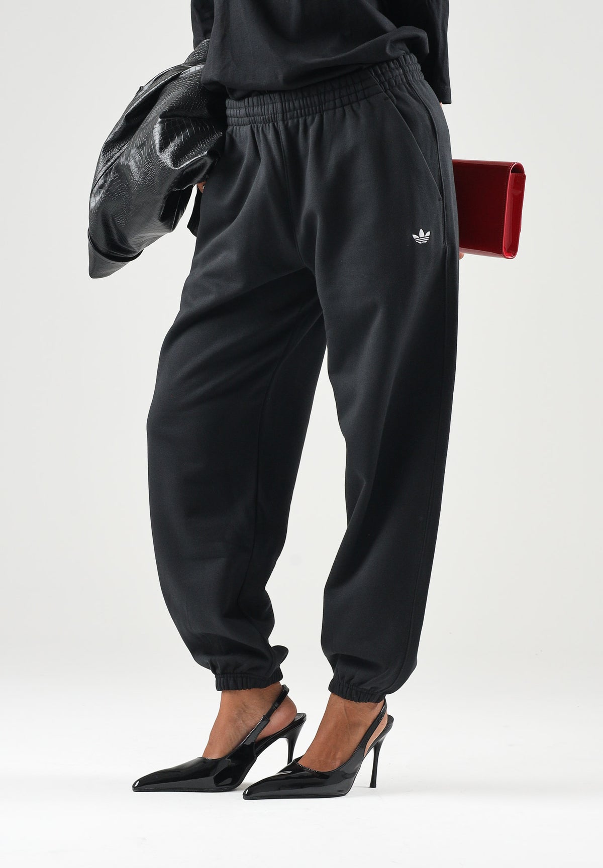 ADIDAS ORIGINALS Pantaloni ESSENTIALS JOGGER nero per donna con vita elasticizzata e polsini inferiori. KS2419 . ADIDAS ORIGINALS