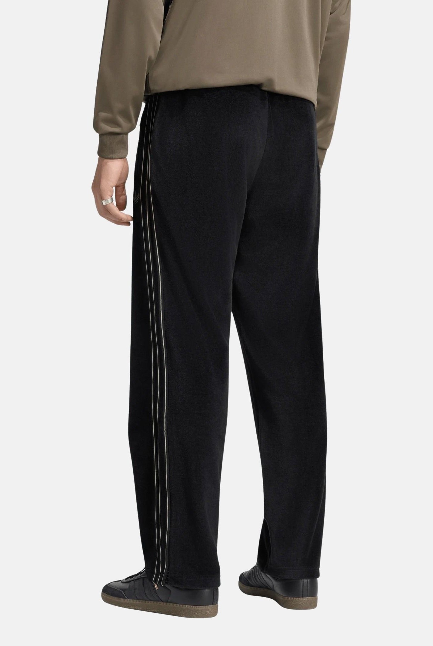ADIDAS ORIGINALS Pantaloni FIREBIRD VELOUR nero da uomo con dettagli laterali tono su tono. KS4100 . ADIDAS ORIGINALS