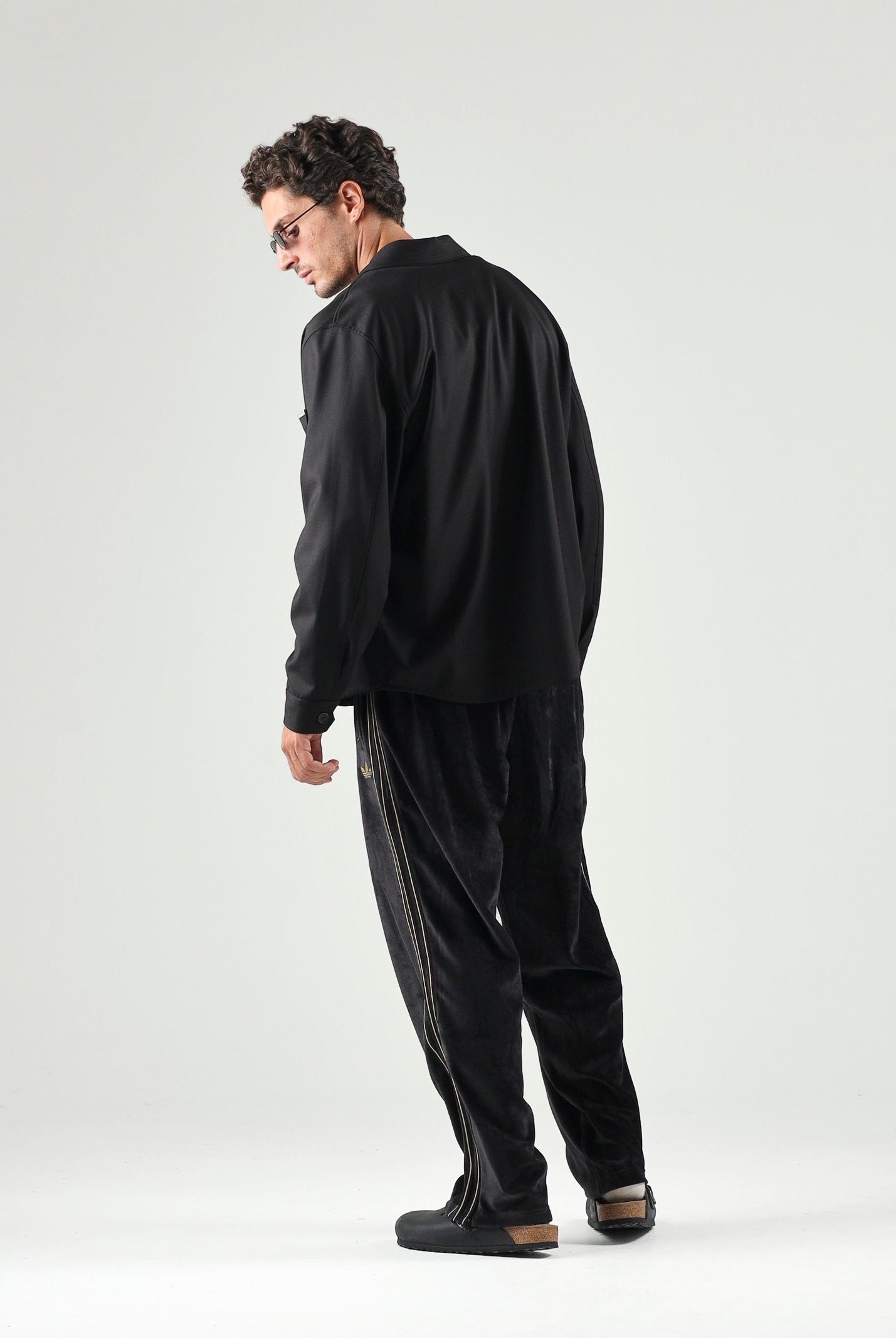 ADIDAS ORIGINALS Pantaloni FIREBIRD VELOUR nero da uomo con dettagli laterali tono su tono. KS4100 . ADIDAS ORIGINALS