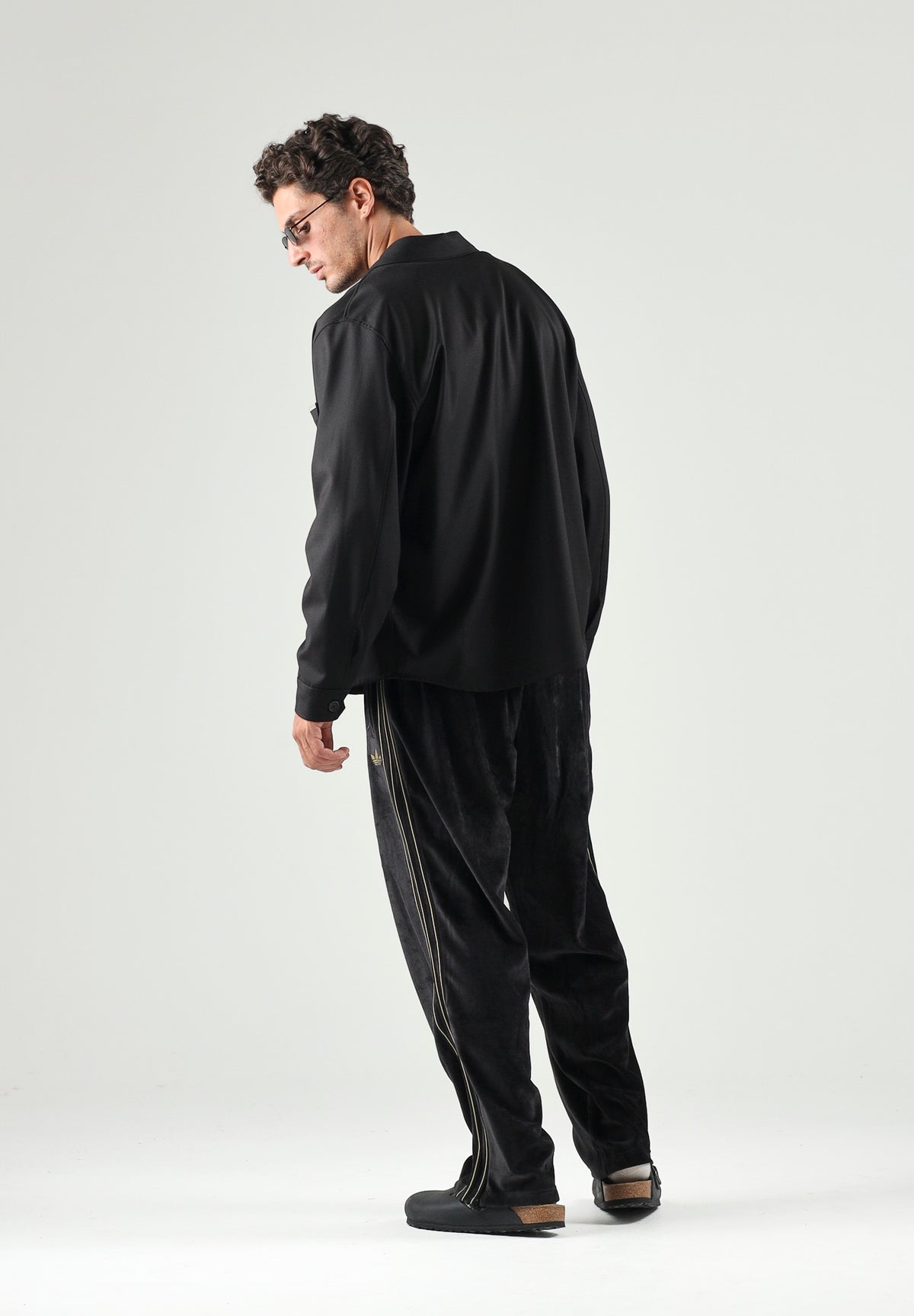 ADIDAS ORIGINALS Pantaloni FIREBIRD VELOUR nero per uomo e donna con dettagli laterali tono su tono. KS4100 . ADIDAS ORIGINALS