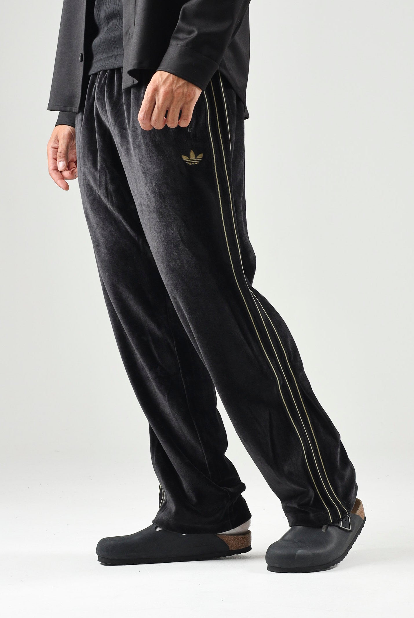 ADIDAS ORIGINALS Pantaloni FIREBIRD VELOUR nero da uomo con dettagli laterali tono su tono. KS4100 . ADIDAS ORIGINALS