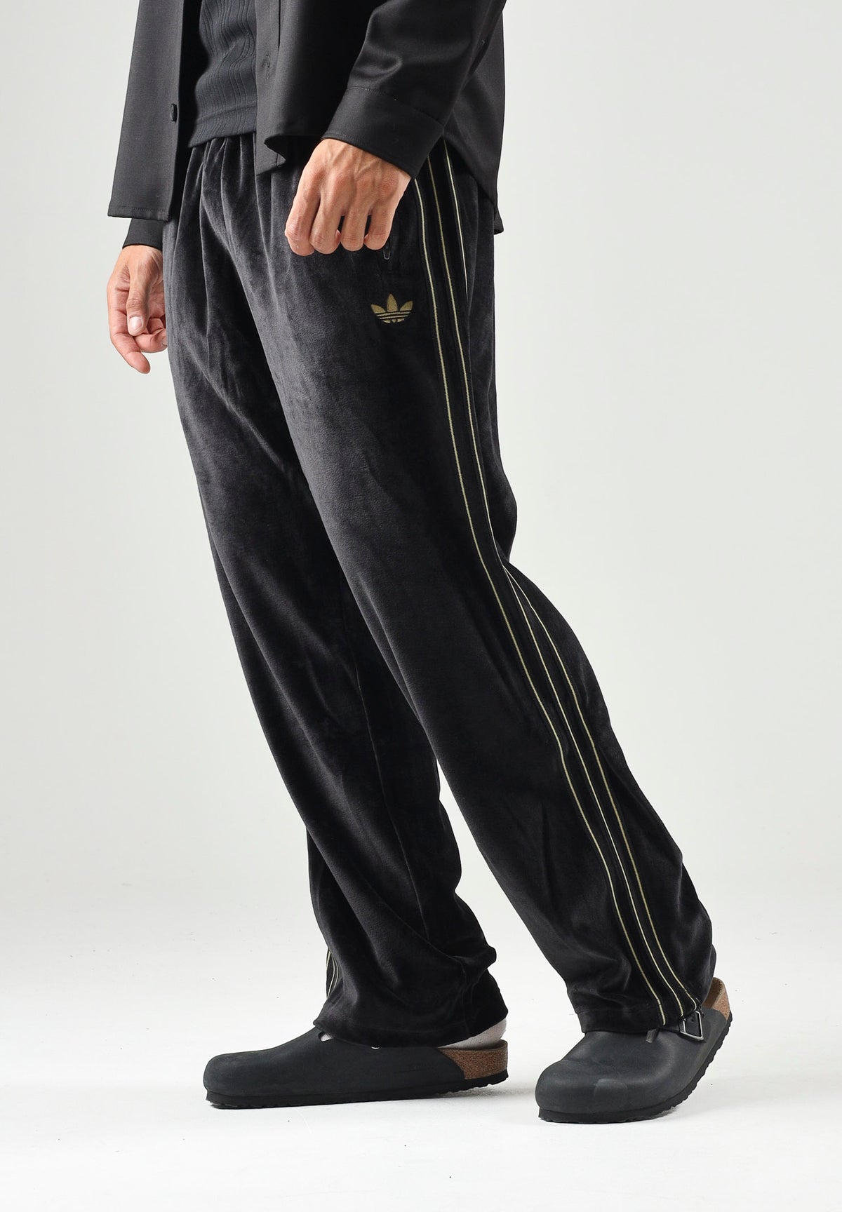 ADIDAS ORIGINALS Pantaloni FIREBIRD VELOUR nero per uomo e donna con dettagli laterali tono su tono. KS4100 . ADIDAS ORIGINALS
