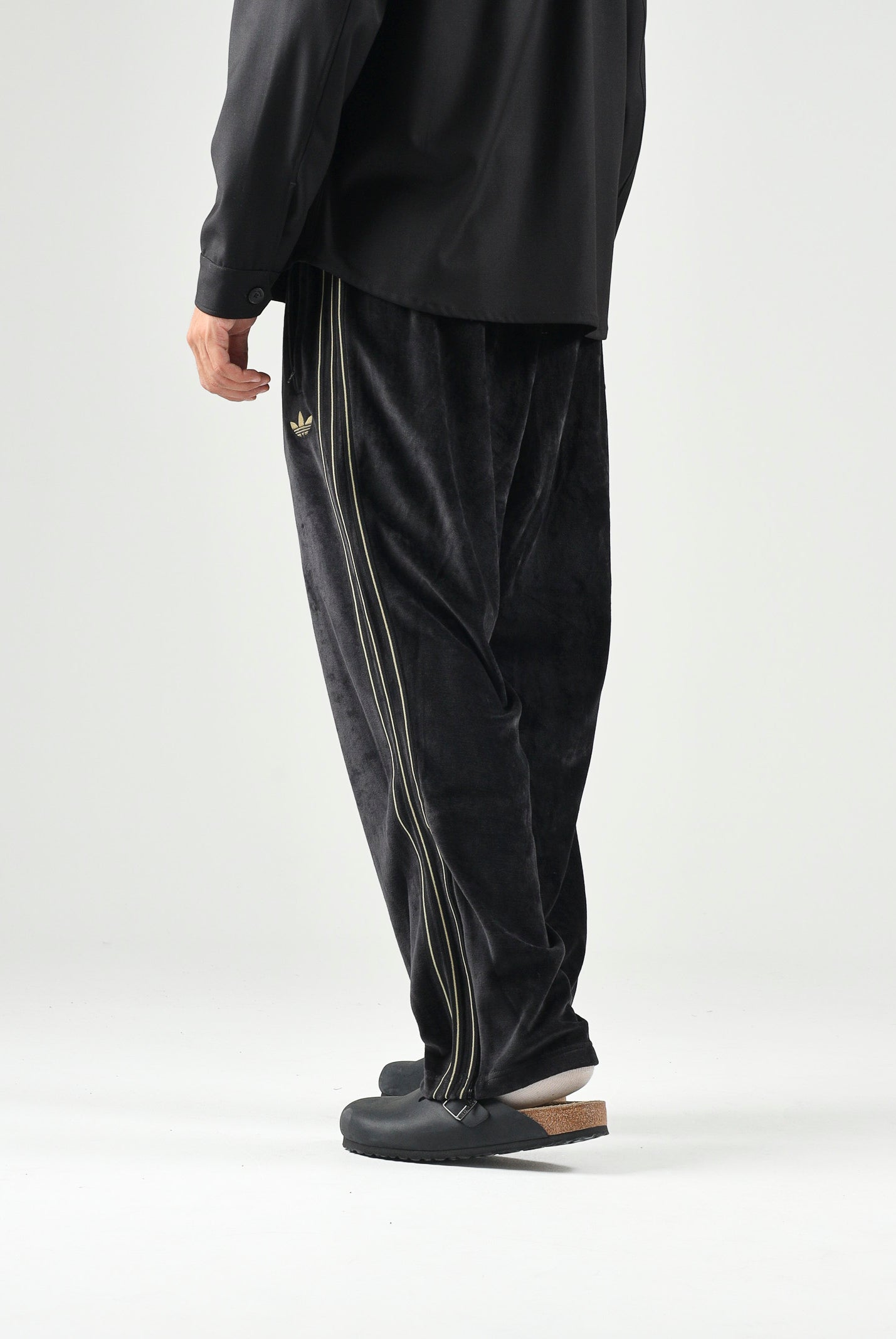 ADIDAS ORIGINALS Pantaloni FIREBIRD VELOUR nero da uomo con dettagli laterali tono su tono. KS4100 . ADIDAS ORIGINALS