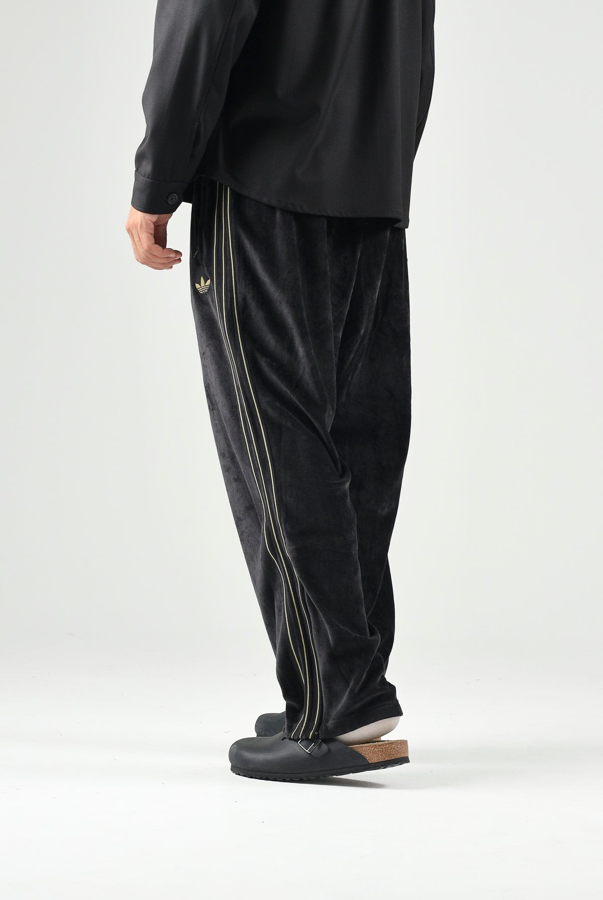 ADIDAS ORIGINALS Pantaloni FIREBIRD VELOUR nero per uomo e donna con dettagli laterali tono su tono. KS4100 . ADIDAS ORIGINALS