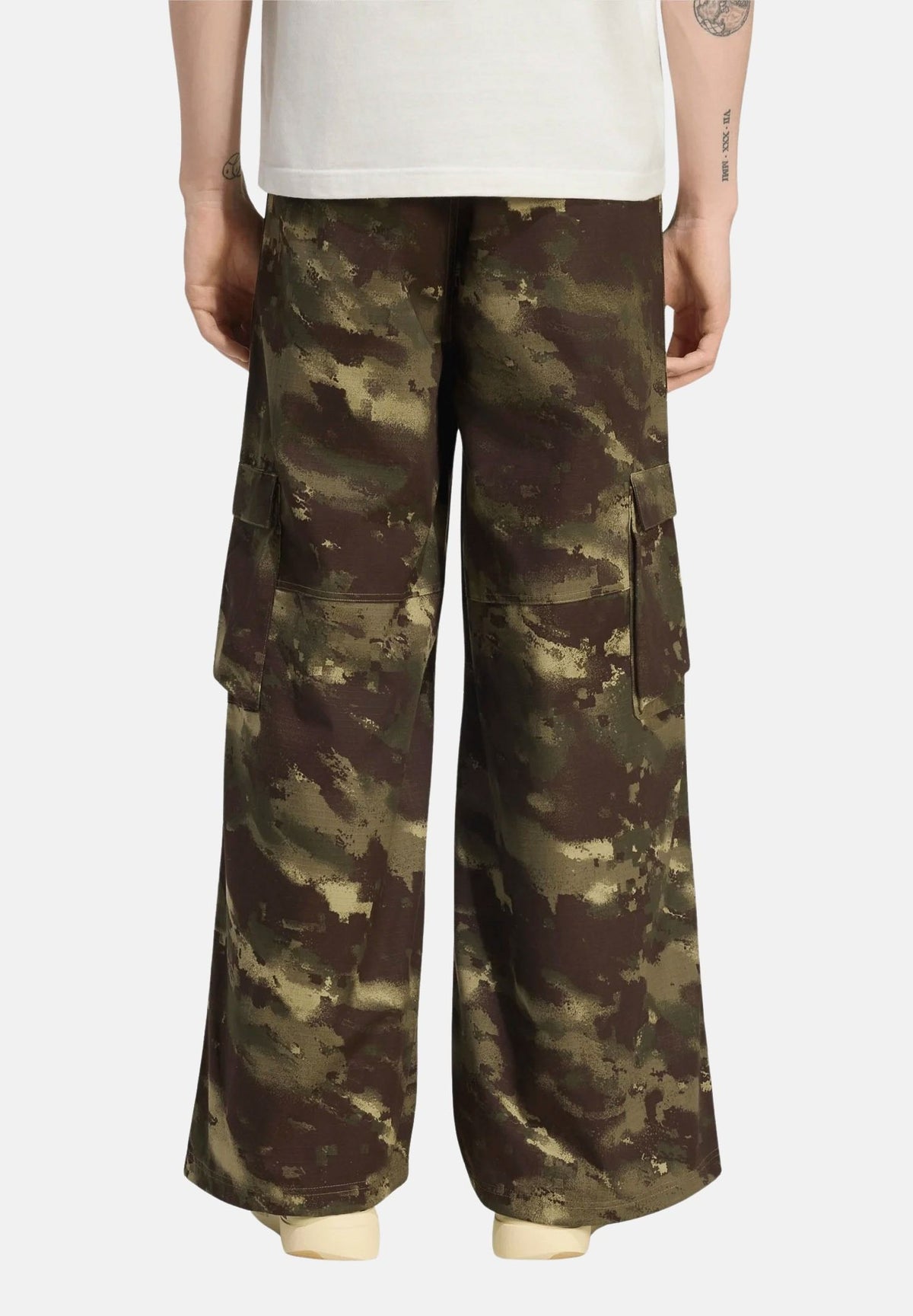 ADIDAS ORIGINALS Pantaloni casual CAMO PANTS verde oliva per uomo e donna con fantasia camouflage. KS4230 . ADIDAS ORIGINALS