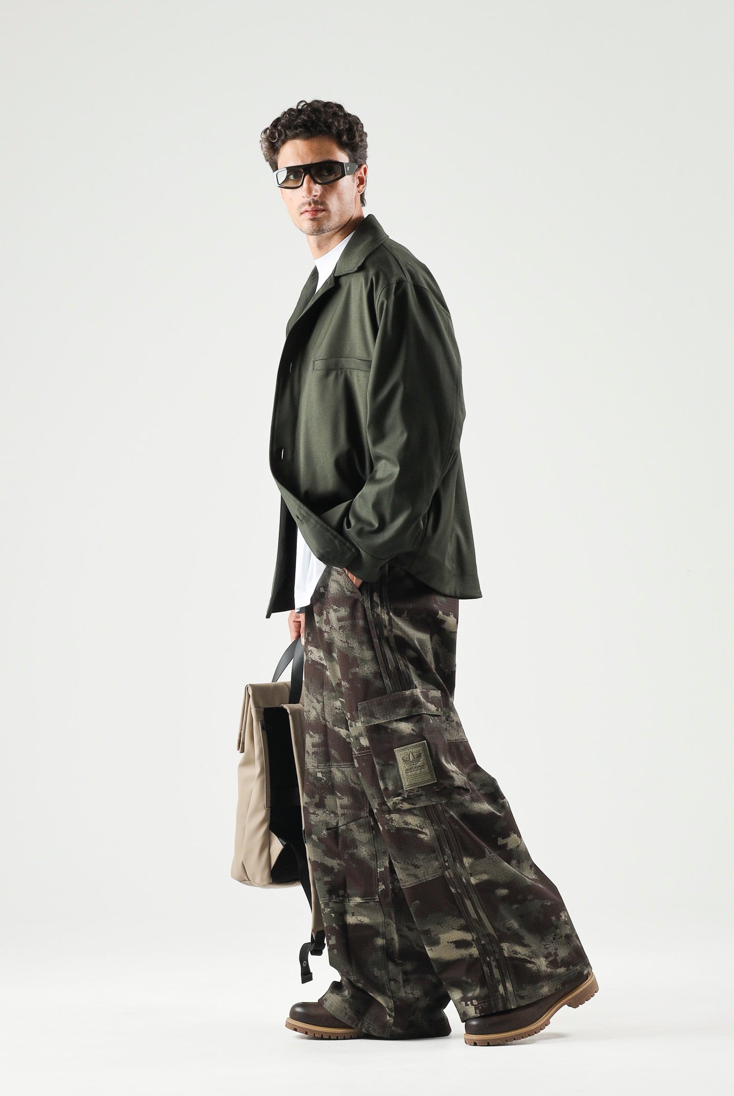 ADIDAS ORIGINALS Jeans i CAMO PANTS verde oliva per uomo e donna con fantasia camouflage. KS4230 . ADIDAS ORIGINALS