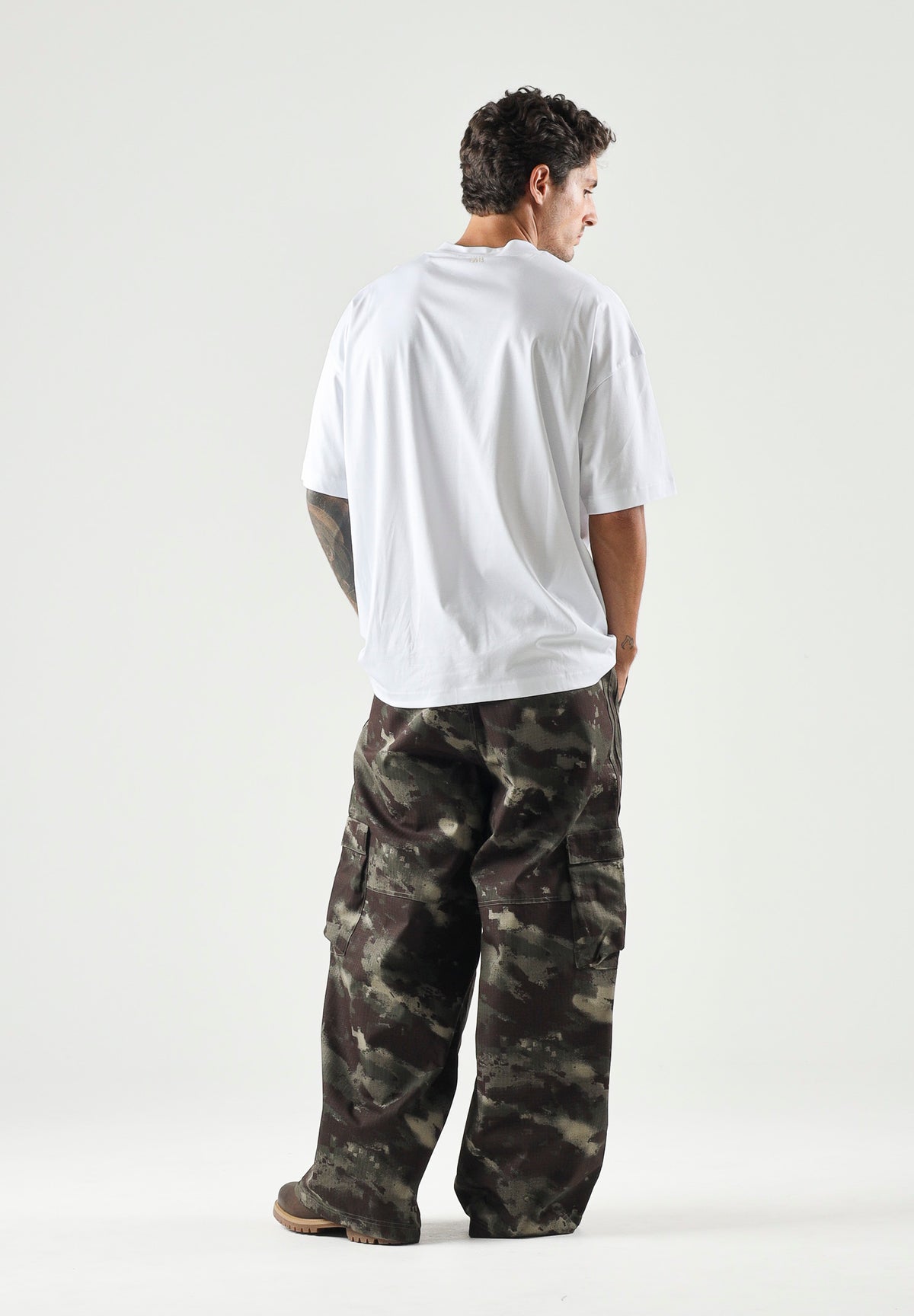 ADIDAS ORIGINALS Pantaloni casual CAMO PANTS verde oliva per uomo e donna con fantasia camouflage. KS4230 . ADIDAS ORIGINALS