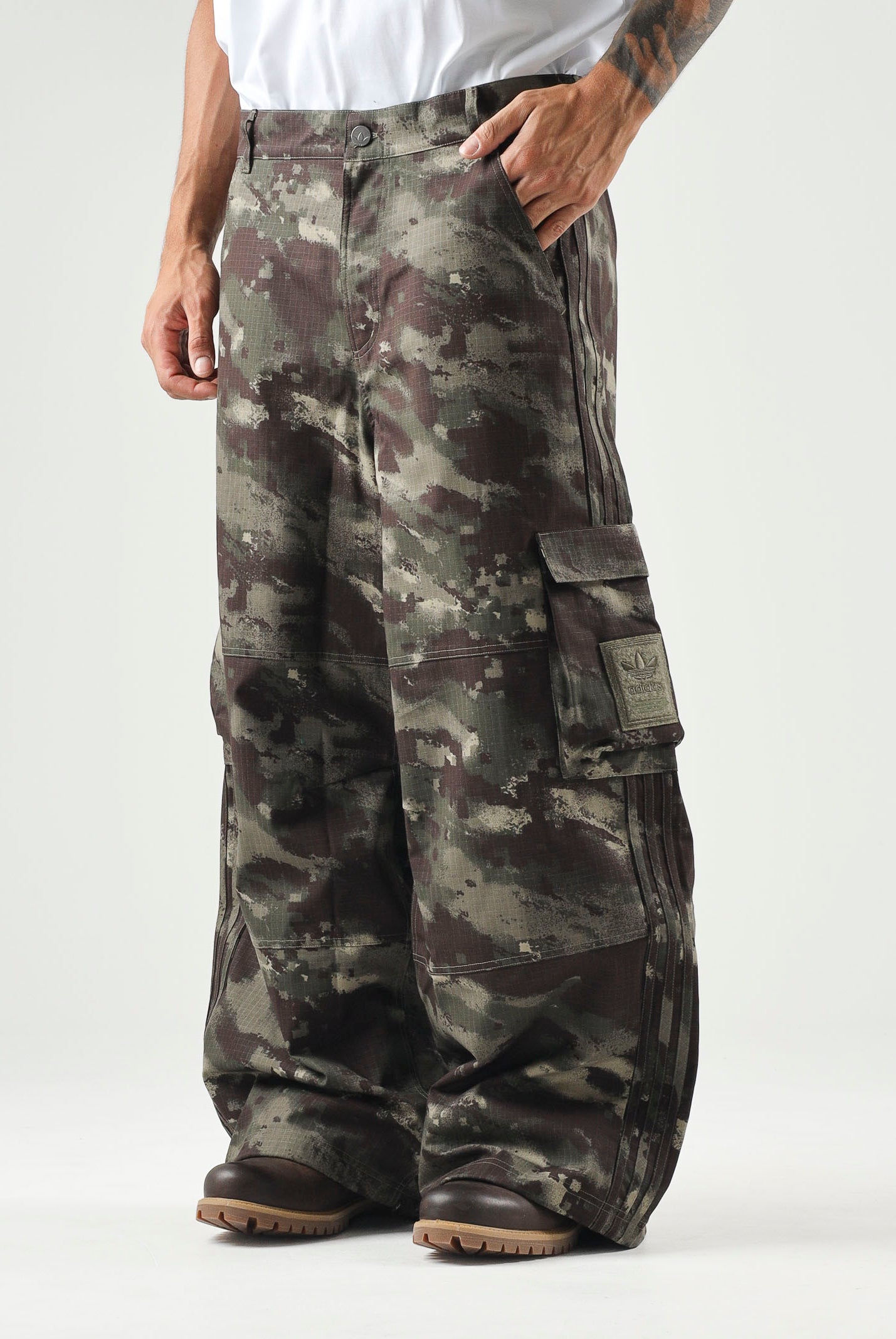 ADIDAS ORIGINALS Jeans i CAMO PANTS verde oliva per uomo e donna con fantasia camouflage. KS4230 . ADIDAS ORIGINALS