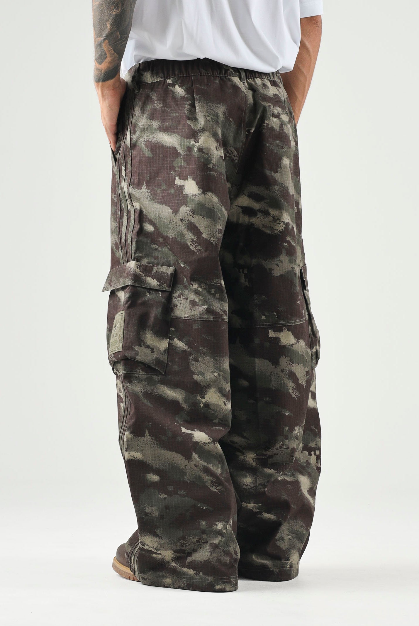 ADIDAS ORIGINALS Jeans i CAMO PANTS verde oliva per uomo e donna con fantasia camouflage. KS4230 . ADIDAS ORIGINALS