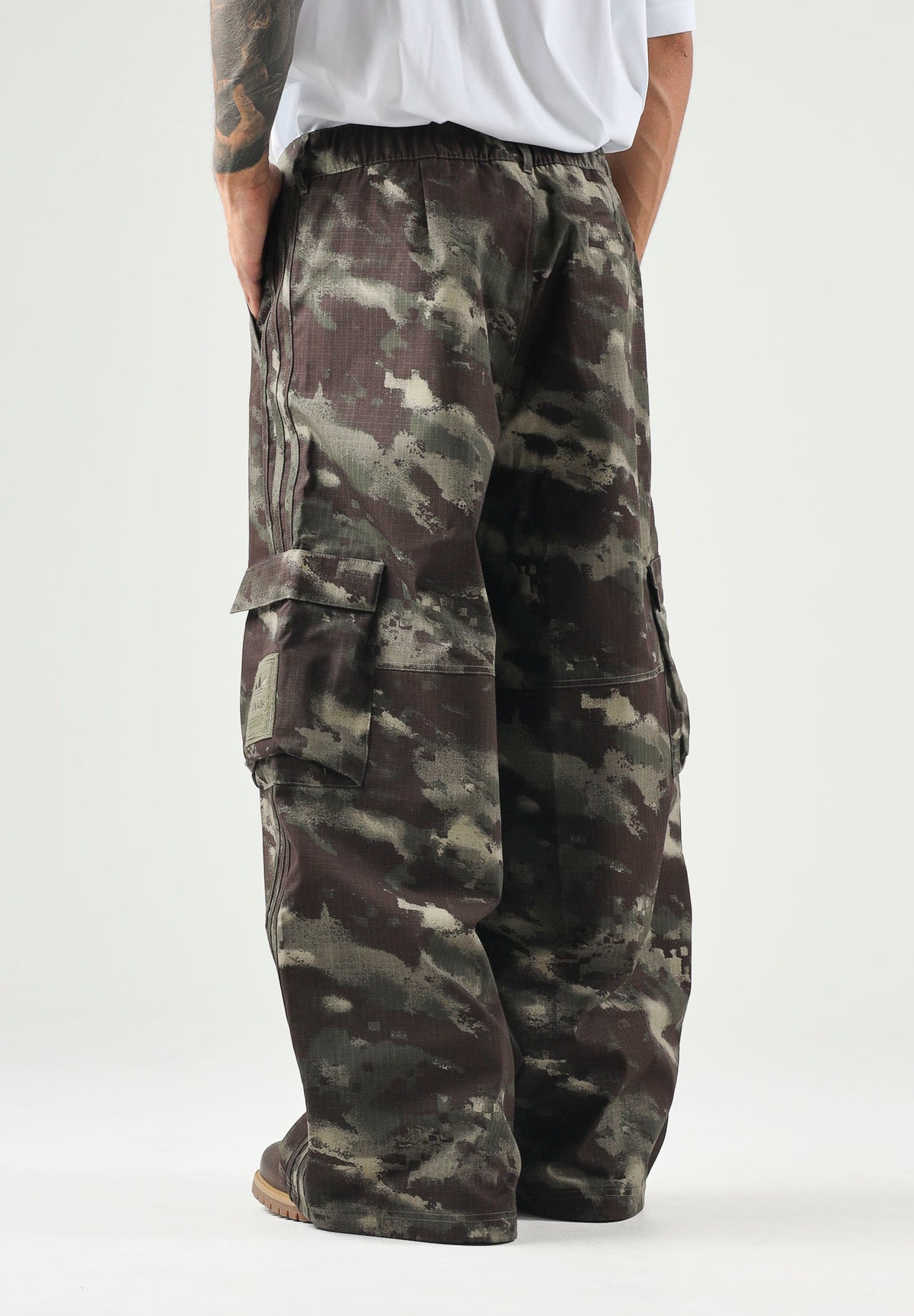 ADIDAS ORIGINALS Pantaloni casual CAMO PANTS verde oliva per uomo e donna con fantasia camouflage. KS4230 . ADIDAS ORIGINALS