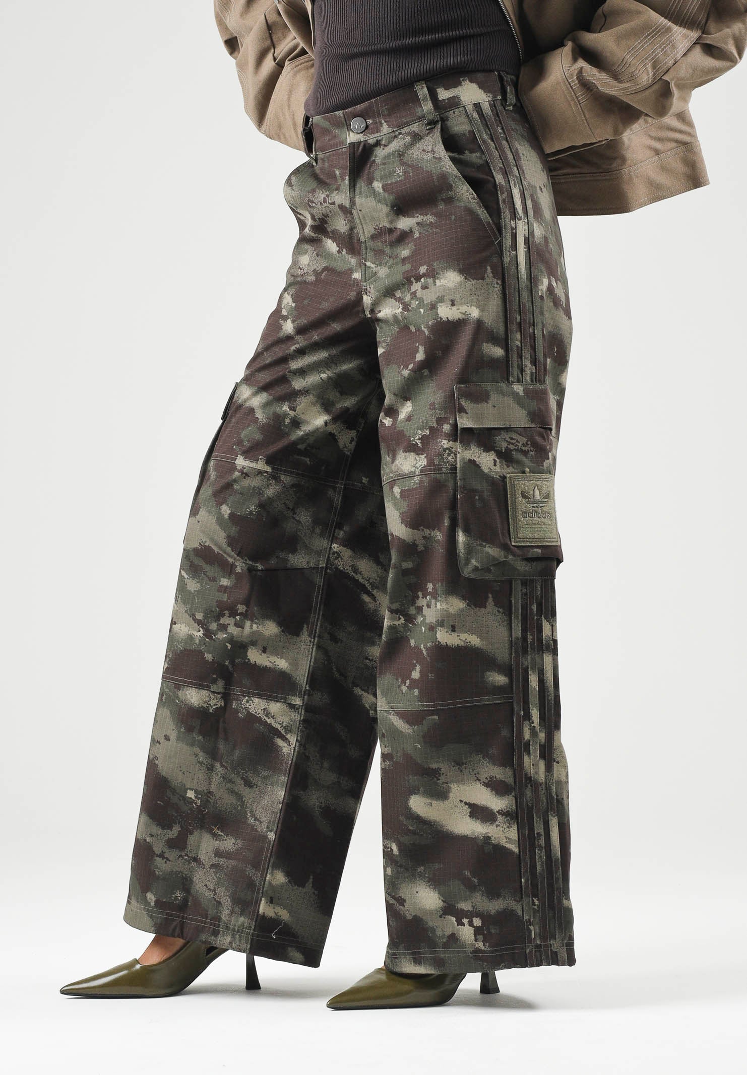 ADIDAS ORIGINALS Jeans i CAMO PANTS verde oliva per uomo e donna con fantasia camouflage. KS4230 . ADIDAS ORIGINALS