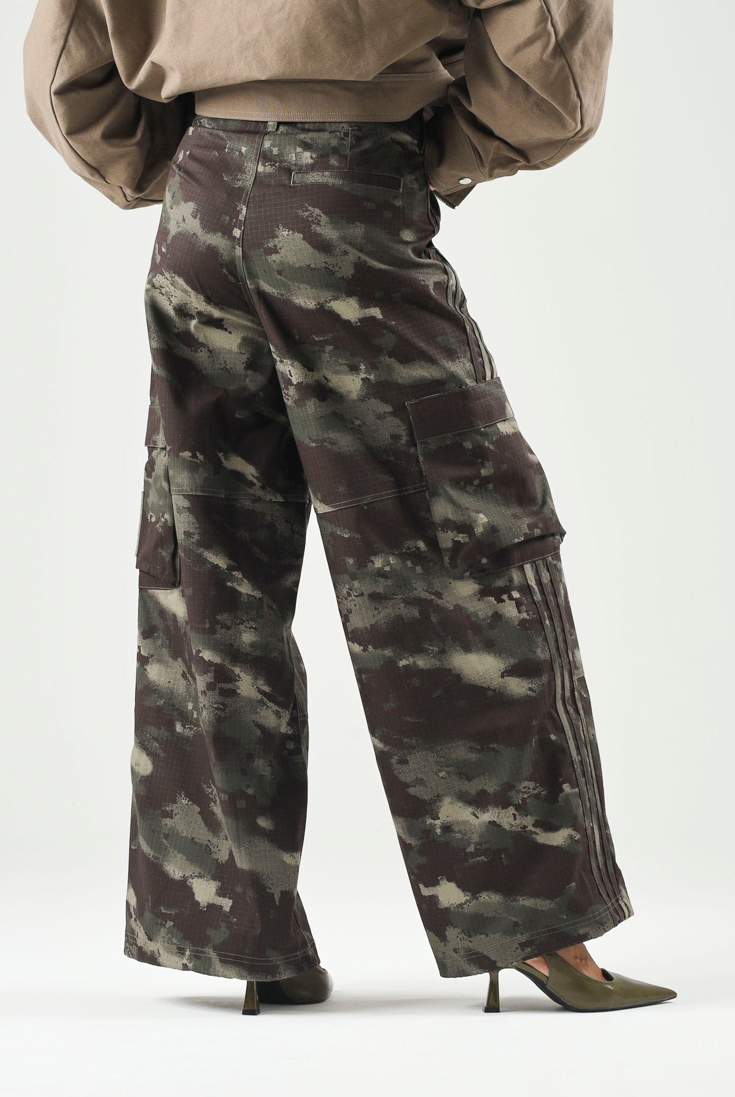 ADIDAS ORIGINALS Jeans i CAMO PANTS verde oliva per uomo e donna con fantasia camouflage. KS4230 . ADIDAS ORIGINALS