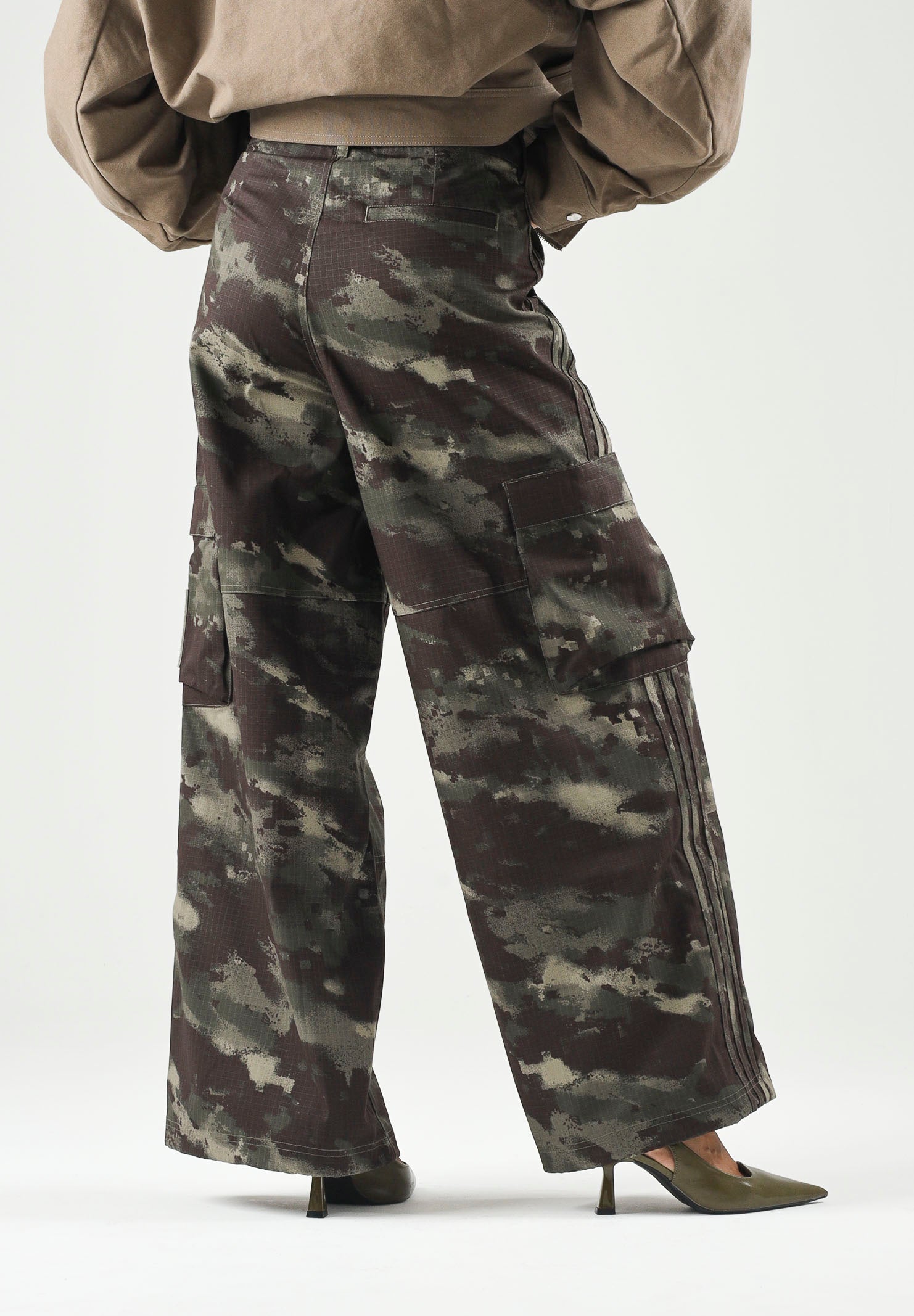 ADIDAS ORIGINALS Jeans i CAMO PANTS verde oliva per uomo e donna con fantasia camouflage. KS4230 . ADIDAS ORIGINALS