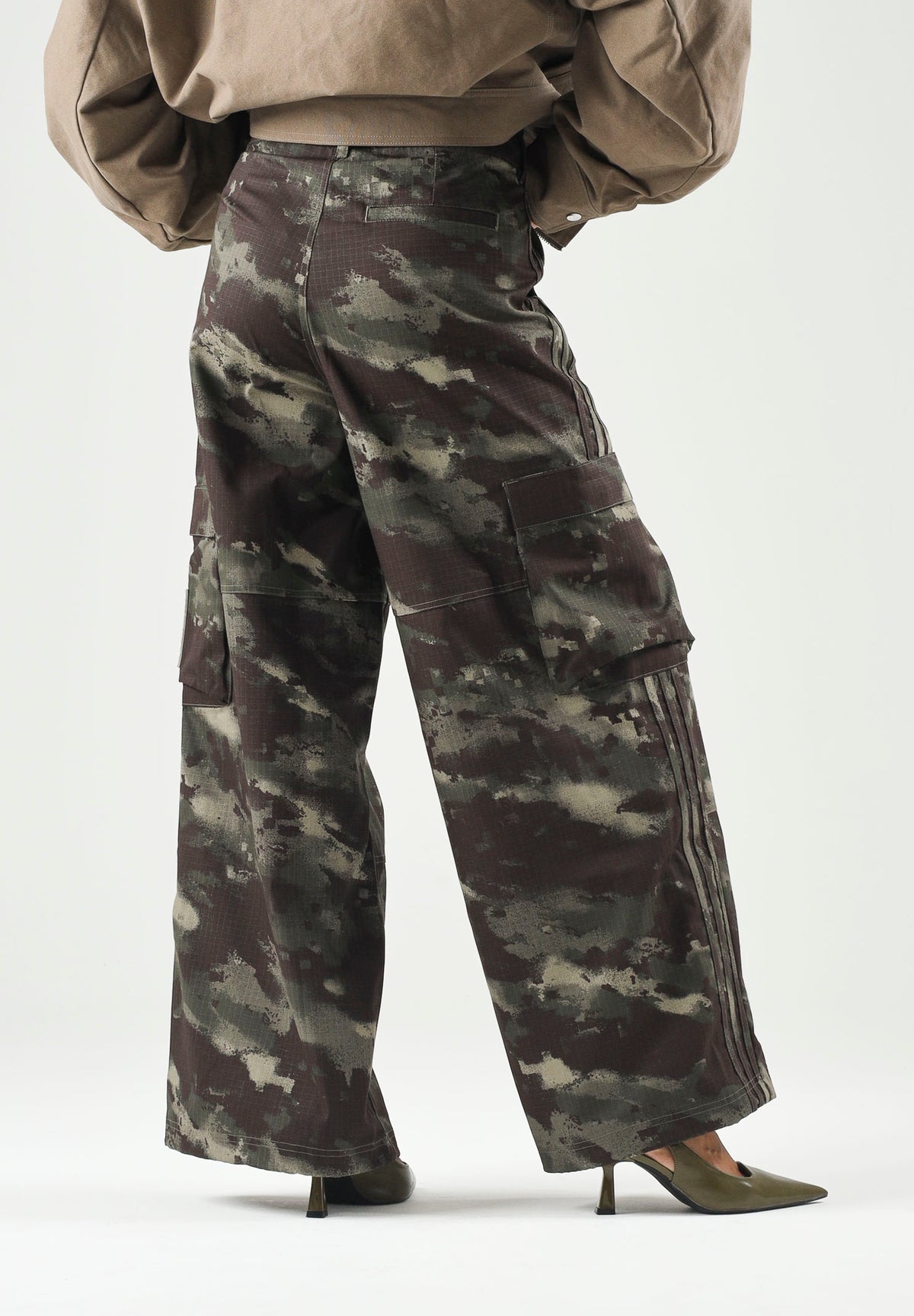 ADIDAS ORIGINALS Pantalone casual CAMO PANTS verde oliva per uomo e donna con fantasia camouflage. KS4230 . ADIDAS ORIGINALS