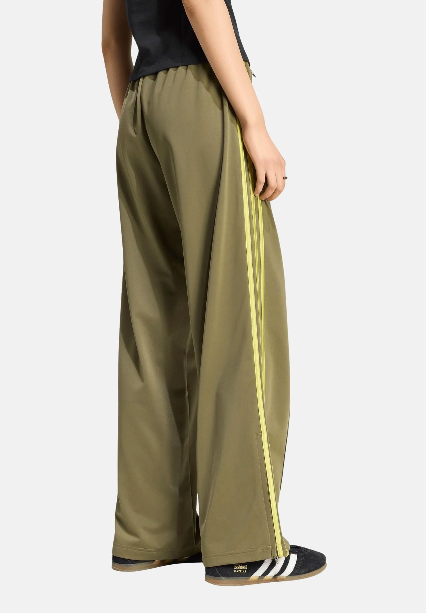 ADIDAS ORIGINALS Pantaloni FIREBIRD LOOSE TRACK PANTS verde olive da donna con 3-stripes iconiche KS4664 . ADIDAS ORIGINALS