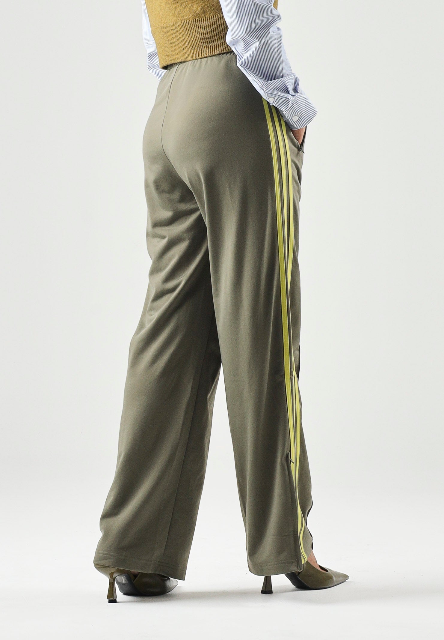 ADIDAS ORIGINALS Pantaloni FIREBIRD LOOSE TRACK PANTS verde olive da donna con 3-stripes iconiche KS4664 . ADIDAS ORIGINALS