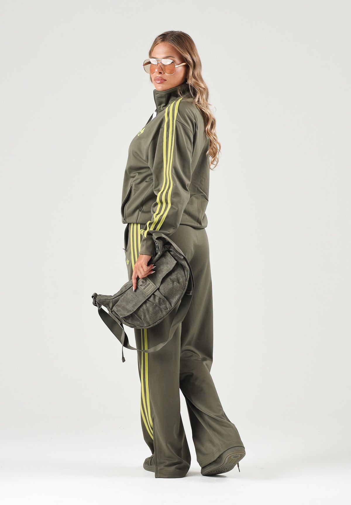 ADIDAS ORIGINALS Pantalone sportivo FIREBIRD LOOSE TRACK PANTS verde oliva per uomo e donna con 3-stripes iconiche KS4664 . ADIDAS ORIGINALS